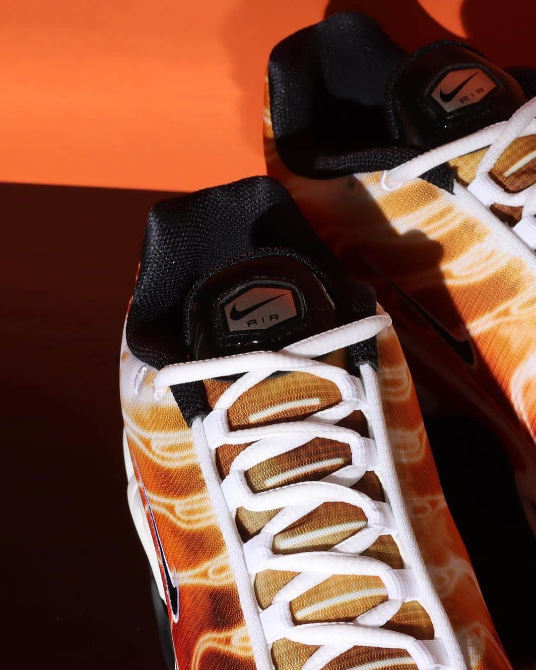 アトモスさんのインスタグラム写真 - (アトモスInstagram)「.  NIKE AIR MAX PLUS OG “Light Photography”  通気性に優れたメッシュが涼しさを保ちながら、炎のようなケージがストリートに熱気をもたらす。ナイキ エア マックス プラスは、チューニングされたNike Airでプレミアムな安定性と驚異的なクッショニングを実現。サポート力のある中足部のアーチはクジラの尾をイメージ。象徴的なプラスチックのかごのデザインラインは、ヤシの木と海の波を連想させる。もともとパフォーマンスランニング用に設計されたNike Airユニットが、持続的な軽量クッショニングを提供。軽量メッシュの合成素材のアッパーが通気性と耐久性をプラス。ラバーアウトソールが耐久性に優れたトラクションを発揮。 本商品は。7月28日(金)よりatmos各店(一部店舗除く)、atmosオンラインにて発売致します。  NIKE AIR MAX PLUS OG "Light Photography"  A flaming cage brings the heat to the streets while breathable mesh keeps you cool. The Nike Air Max Plus delivers premium stability and incredible cushioning with tuned Nike Air. The supportive midfoot arch is inspired by a whale's tail. The iconic plastic cage design line evokes palm trees and ocean waves. Nike Air units, originally designed for performance running, provide sustained lightweight cushioning. Lightweight mesh synthetic upper adds breathability and durability. Rubber outsole provides durable traction. This product will be available at atmos stores (excluding some stores) and atmos online from Friday, July 28.  #atmos #airmaxplus #nike」7月17日 18時01分 - atmos_japan
