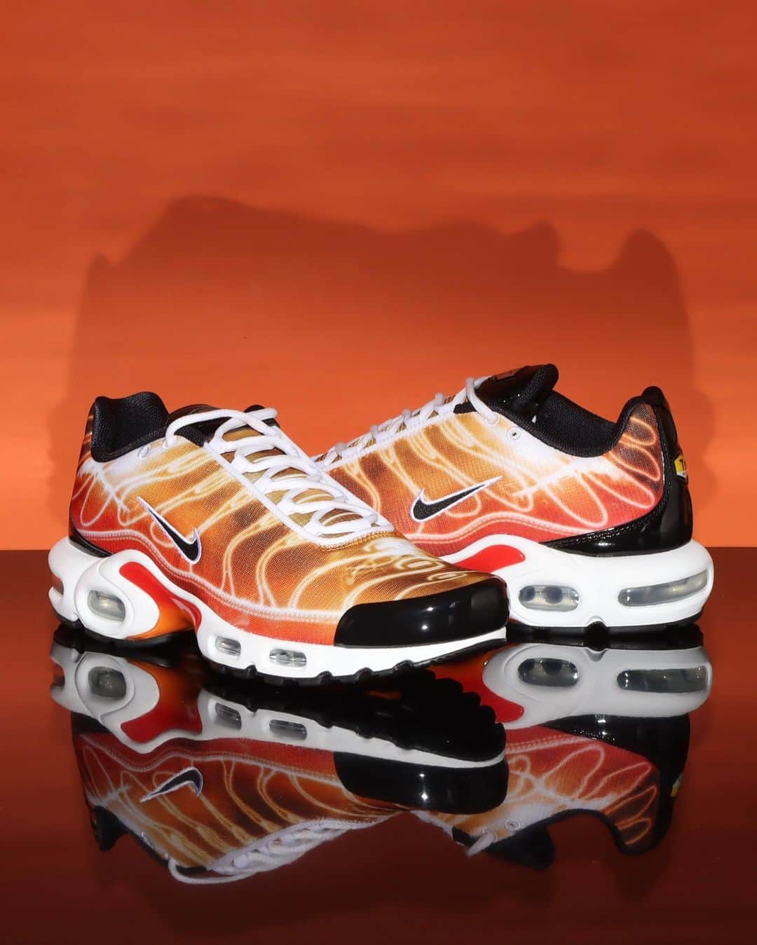 アトモスさんのインスタグラム写真 - (アトモスInstagram)「.  NIKE AIR MAX PLUS OG “Light Photography”  通気性に優れたメッシュが涼しさを保ちながら、炎のようなケージがストリートに熱気をもたらす。ナイキ エア マックス プラスは、チューニングされたNike Airでプレミアムな安定性と驚異的なクッショニングを実現。サポート力のある中足部のアーチはクジラの尾をイメージ。象徴的なプラスチックのかごのデザインラインは、ヤシの木と海の波を連想させる。もともとパフォーマンスランニング用に設計されたNike Airユニットが、持続的な軽量クッショニングを提供。軽量メッシュの合成素材のアッパーが通気性と耐久性をプラス。ラバーアウトソールが耐久性に優れたトラクションを発揮。 本商品は。7月28日(金)よりatmos各店(一部店舗除く)、atmosオンラインにて発売致します。  NIKE AIR MAX PLUS OG "Light Photography"  A flaming cage brings the heat to the streets while breathable mesh keeps you cool. The Nike Air Max Plus delivers premium stability and incredible cushioning with tuned Nike Air. The supportive midfoot arch is inspired by a whale's tail. The iconic plastic cage design line evokes palm trees and ocean waves. Nike Air units, originally designed for performance running, provide sustained lightweight cushioning. Lightweight mesh synthetic upper adds breathability and durability. Rubber outsole provides durable traction. This product will be available at atmos stores (excluding some stores) and atmos online from Friday, July 28.  #atmos #airmaxplus #nike」7月17日 18時01分 - atmos_japan