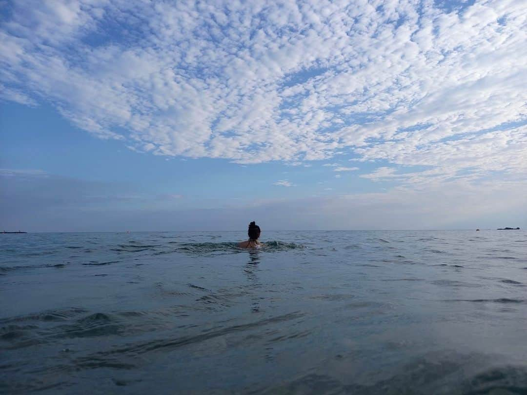 LOVEさんのインスタグラム写真 - (LOVEInstagram)「朝6時の日本海。素晴らしかったです🌊  墓まいりと法事などの親戚の集まり。  思春期のときは面倒だったけど、びっくりするくらい有り難く思えた。  うちのご先祖様、足腰悪くした親戚は登れないくらいの山奥にいらっしゃる⛰️私もバテたのに、80歳も近い叔父が元気で元気で。かっこよかった。  わたしも鍛えねば！」7月17日 17時53分 - loveyanen_official