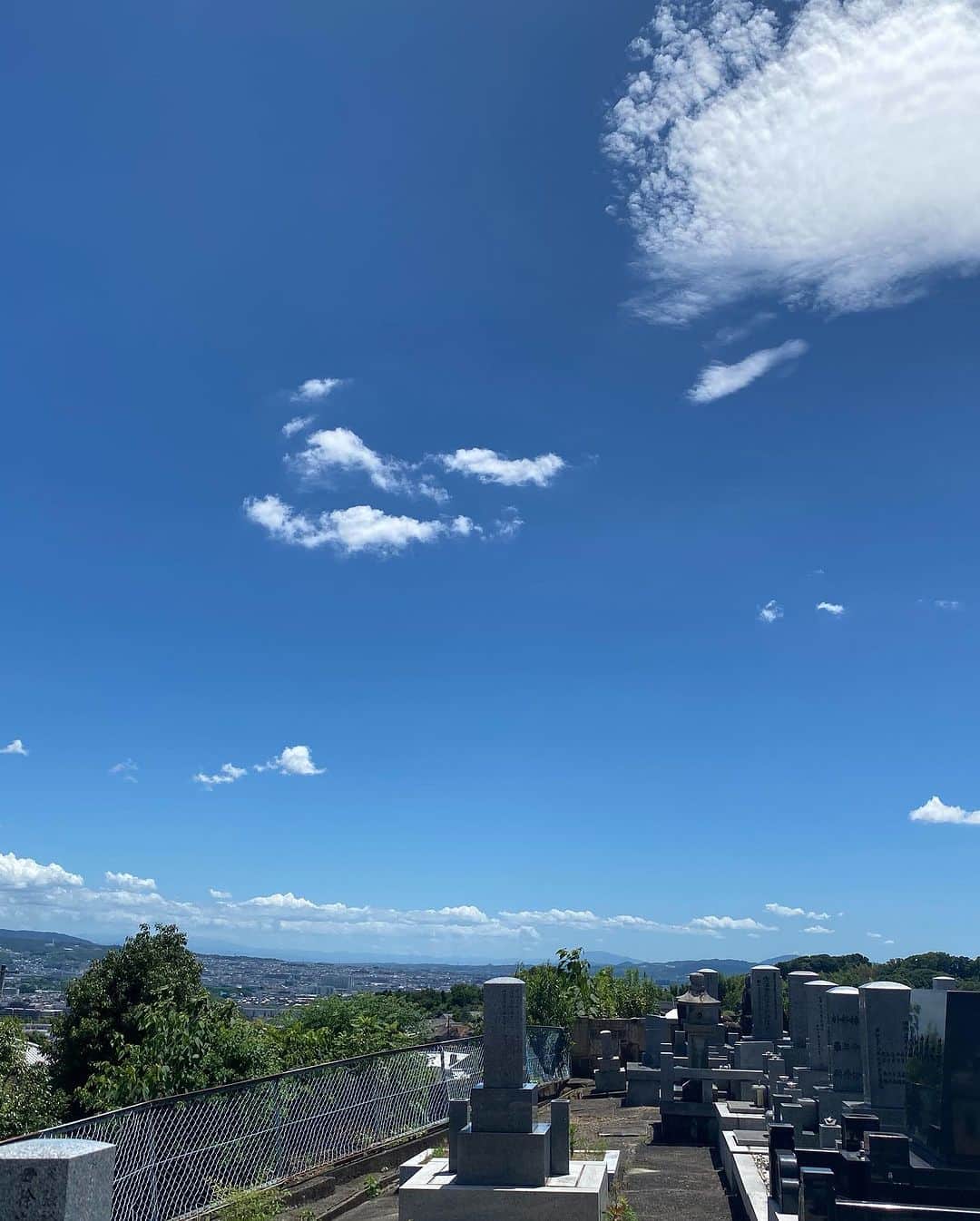 南果歩さんのインスタグラム写真 - (南果歩Instagram)「祇園祭に来ましたが、ついで参りではありませんよ‼️ 京都に着いたらまずお墓参りです🍀🍀🍀 真夏の日差しの中、伏見の山の上にある父のお墓は澄み切った青空🌈 良いお参りができて幸せです‼️ 京都のお友達、メグちゃんが用意してくれた冷酒をお供えして、酌み交わしました😊 感謝です🌈🌈🌈  #お墓参り #お供え #京都 #南果歩 #kahominami #미나미카호 #japaneseactor」7月17日 17時56分 - kaho_minami