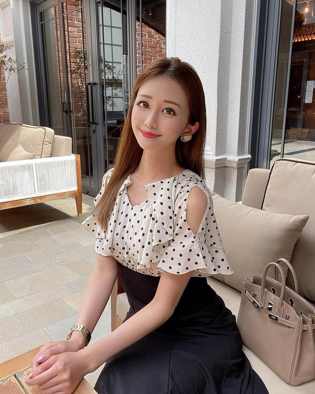 山下莉果のインスタグラム：「@canael_beauty 名古屋で 安定のフォト😌💓  一回で効果を感じるからシミが薄くなっててびっくりする😳💕✨ カナエルは医療よりも効果を実感できるし、一万円で通い放題なのも嬉しい😱❤️ もはや一回行ったら元とれちゃうの凄すぎる😭💕  夏は焼けるし紫外線気になるしで お肌のメンテにはかかせないめにゅー🥰 目指せコンシーラーいらず🥺💕  ♡シミ、そばかす、毛穴、ニキビ跡、たるみ お肌トラブルなんでもケアできちゃう施術で好きなの🥺💓  700mm〜2000mm波長の光を照射して、 神秘層に熱をあててくれるから 効果も高いの🫶🧡✨ ダウンタイムがないから直後から洗顔やメイクもできちゃう😌💕 パックもついてて美顔器でマッサージしてくれるからぷるぷる小顔にもなって嬉しい🥰✨ とても丁寧にやってくれるところも神すぎてる🥹🫶💓  クレンジング、洗顔💙 ↓ フォトフェイシャル⭐️(無痛) ↓ お肌つるつるパック👼 ↓ 美顔器マッサージ💓 ↓ 仕上げ✨  #canael#canaelnagoya#エステ#エステサロン#フォトフェイシャル#ハイフ#全身脱毛#脱毛#名古屋エステ#美容#スキンケア#美肌ケア」