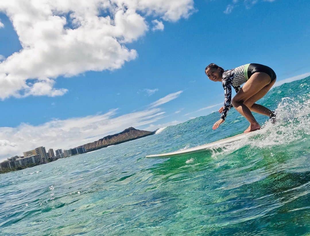 野沢和香のインスタグラム：「🐬🩵yay🏄‍♀️  最高でしかないっ☀️  ハワイといえば青い海〜🩵ですぐに @mitokasuya ちゃんに🏄‍♀️を教えてもらいました🎵  @surfergirlacademy のサーフレッスンは必ずサーフィンを楽しい〜！って思わせてくれるし、こんな写真と動画まで撮ってくれるいたれりつくせりstyle🥹最高か！  パワフルなミトちゃんにパワーと笑顔いただきました😆」