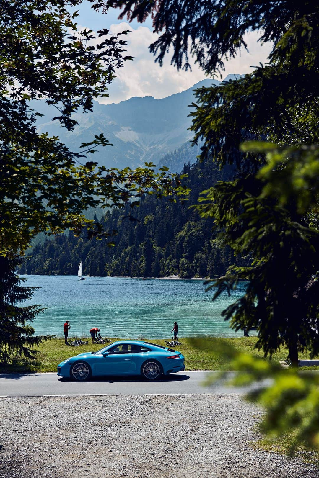 Porsche Japanのインスタグラム：「青い空、青い湖、そして青いポルシェ。  #ポルシェ #Porsche #海の日 #Marineday」