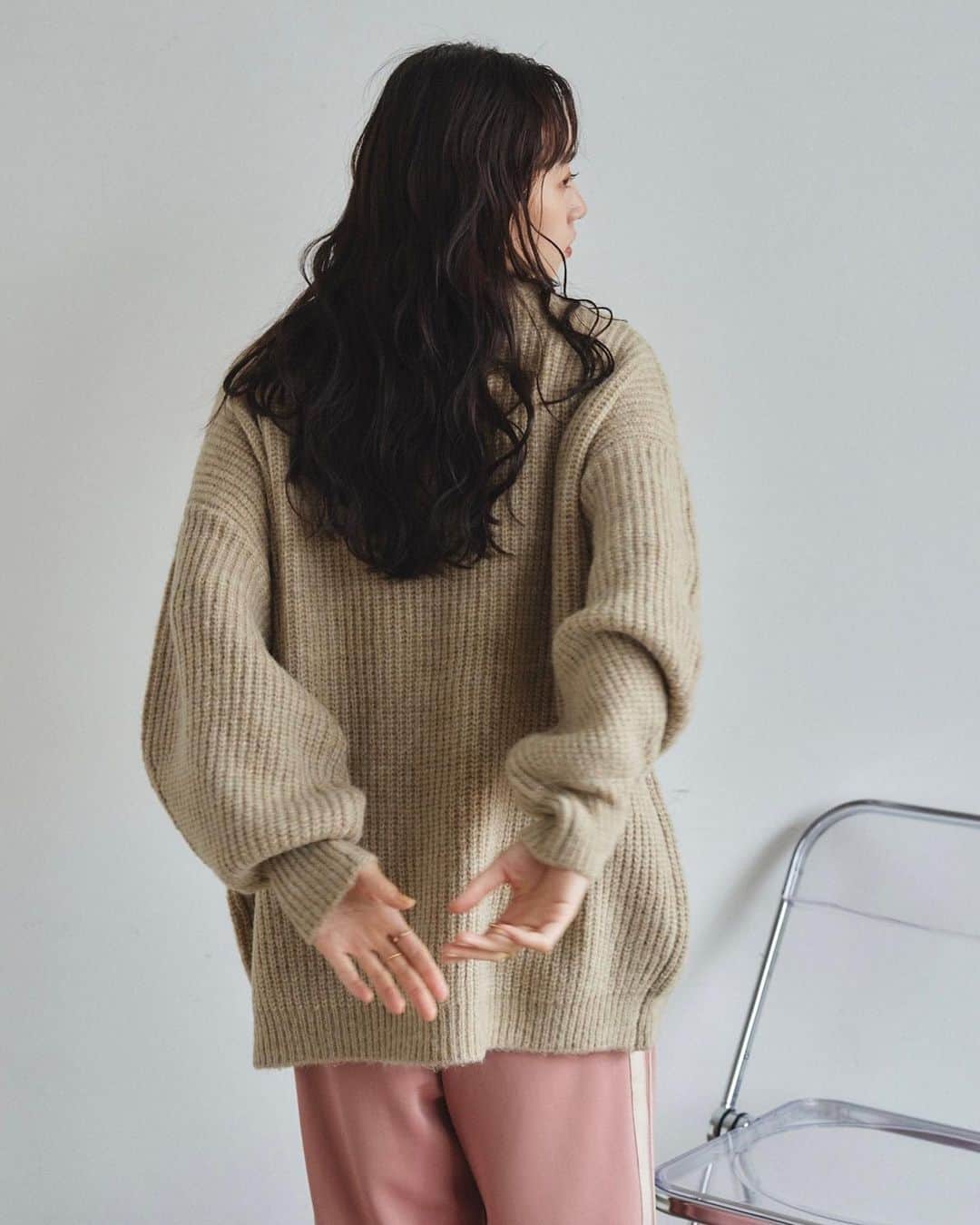 Vannie Officialのインスタグラム：「ミックスオーバーニットカーディガン  ︎︎ … Design …  ・ゆったりとしつつトレンド感あるシルエット ・シンプルなデザインで着回し力抜群 ・ボタンは開閉可能でプルオーバーとしても着用可能 ・ちくちくしないニットのお素材  … Styling … たっぽりしたお袖が特徴的なトレンドカーディガン。 着るだけでたちまち今年らしいルックに。 カットソーやタートルネックとの重ね着もおすすめ。 レイヤードにもってこいなので真冬まで着用していただけます。  ︎︎ #vannie_u」