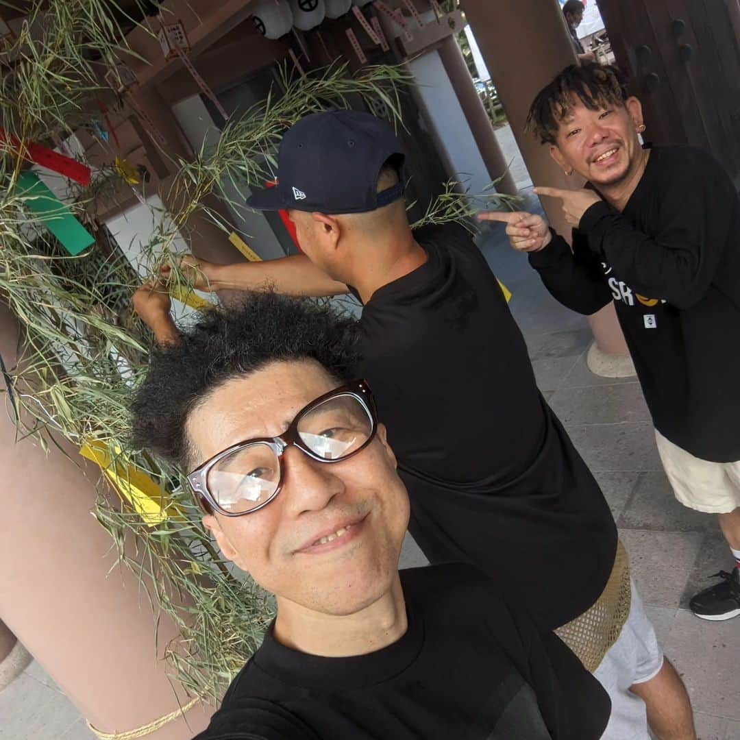 NG HEADさんのインスタグラム写真 - (NG HEADInstagram)「鹿児島『VIBES UP』ありがとうございました‼️ ライブの写真が無いので おじさん3人の休日って感じですが…w ちゃんと仕事もしてきましたよ🤣 ライブの翌日、フェリーでうどん食うて 桜島にパワーもらって遅ればせの短冊書いて 汗だくで笑って　楽しかったわーー‼️ RON君、ONE STAR sound 鹿児島のファミリーに感謝✨✨  #鹿児島vibesup #魚火 #onestarsound」7月17日 18時09分 - nghead5