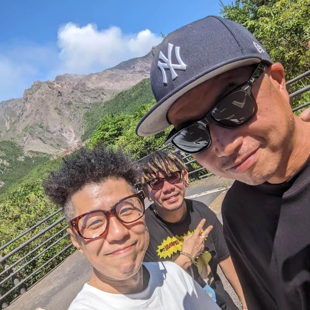 NG HEADさんのインスタグラム写真 - (NG HEADInstagram)「鹿児島『VIBES UP』ありがとうございました‼️ ライブの写真が無いので おじさん3人の休日って感じですが…w ちゃんと仕事もしてきましたよ🤣 ライブの翌日、フェリーでうどん食うて 桜島にパワーもらって遅ればせの短冊書いて 汗だくで笑って　楽しかったわーー‼️ RON君、ONE STAR sound 鹿児島のファミリーに感謝✨✨  #鹿児島vibesup #魚火 #onestarsound」7月17日 18時09分 - nghead5