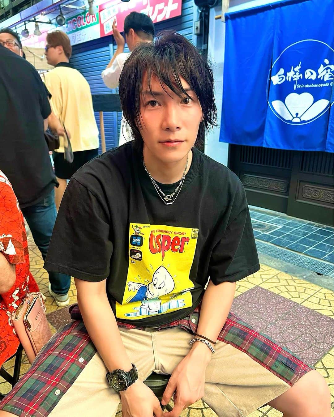 ジョーブログのインスタグラム：「何となくの気分で前髪下ろして新世界の商店街で飲み歩き🤣 雰囲気ぜんぜんちゃうやん！笑 暑過ぎて、すぐぐしゃぐしゃなったけど、、 オーシャンの津曲さん@yuito_ocean  格好良くしてくれてありがとうございました🤣」