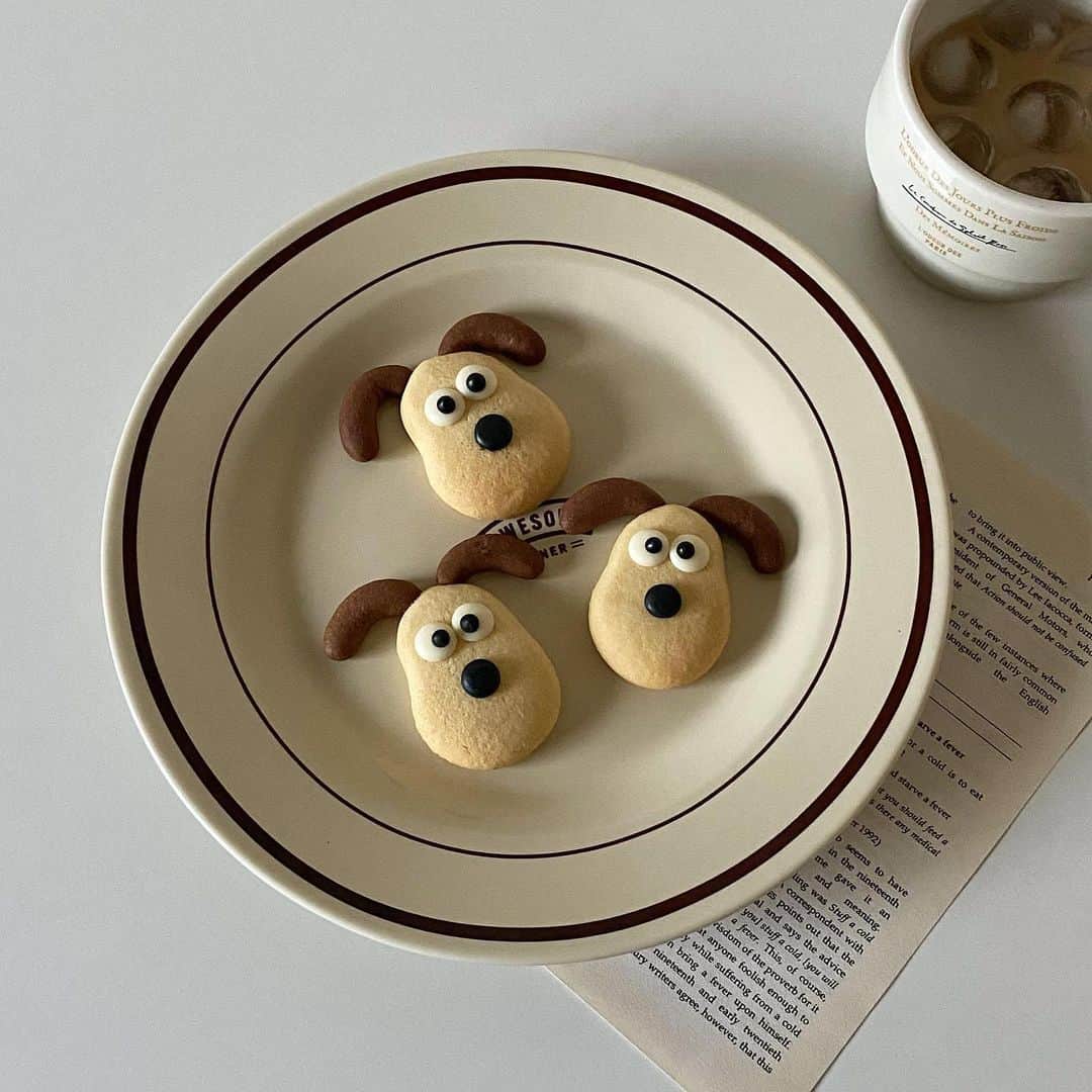 R i R y (リリー)さんのインスタグラム写真 - (R i R y (リリー)Instagram)「『 可愛すぎるキャラ系クッキー 🤎🥛』　　  可愛すぎるキャラクタークッキーのアイデア9選🍪 ぜひ真似して作ってみてね✨  ✴︎---------------✴︎---------------✴︎  ▶▶掲載する写真を募集中📸 カワイイ写真が撮れたら、@velle.jp をタグ付けするか、ハッシュタグ #velle_jp をつけて投稿してみてね✨  velle編集部と一緒にカワイイで溢れるvelleを創っていこう😚  ✴︎---------------✴︎---------------✴︎  #お家カフェ #おうち時間 #手作りお菓子 #クッキー作り #おうちカフェ #おうち時間 #お菓子作り #韓国っぽカフェ #韓国カフェ #チョコクッキー#韓国風クッキー#キャラクッキー #キャラクタークッキー#おぱんちゅうさぎ」7月17日 18時04分 - velle.jp