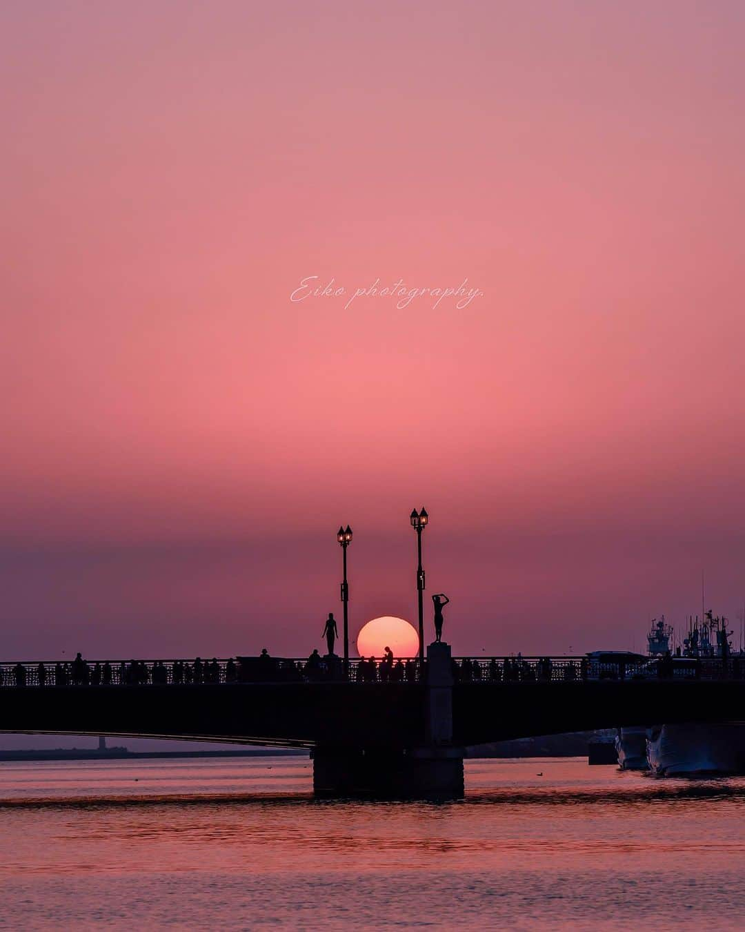 ピーチ・アビエーションのインスタグラム：「#幣舞橋 で世界三大夕日を見よう🌇  釧路市の中心街を通る幣舞橋は、札幌の豊平橋、旭川の旭橋と並ぶ北海道三大名橋のひとつでもあります！そんな北海道を代表する橋からは、世界を代表する夕日を見ることができるんです✨  1965年ごろ世界中の船乗りたちが釧路に訪れた際に、釧路の夕日の美しさに魅せられ、「これは世界屈指の美しさだ」といった口コミが広がり、世界三大夕日と呼ばれるようになったんだとか🧐  そんな美しい夕日が見られるベストシーズンは、3月と9月！太陽が釧路川の中心に沈む光景を見る事ができ、綺麗なオレンジ色の夕日が見られる確率が高くなります✨  さらに、太陽が沈んでからも目を離せません👀空の色が赤から紫、青へと淡く変化していく様子もまた幻想的でドラマチックな時間帯です。  まるで空に魔法がかかったような光景を見に、釧路へ足を運んではいかがでしょうか✈️   . . . . . . . . . . . . . . . . . . . . . . . . . . . . . . . . . . . ▶Photo by：@acerspp_ 工藤映子様 OOKINI!! ▶Place： #北海道 . . . . . . . . . . . . . . . . . . . . . . . . . . . . . . . . . . . . Peachでは各就航地で撮影された皆さまのお写真をInstagramでご紹介させていただいています。 #fly_peach をつけて投稿してください✨ . #北海道観光 #北海道旅行 #国内旅行 #北海道旅 #北海道の風景 #北海道の絶景 #フォトスポット #peachaviation #japantravel #hokkaido #hokkaido_lovers #hokkaidotrip #hokkaido_photo #instagood」