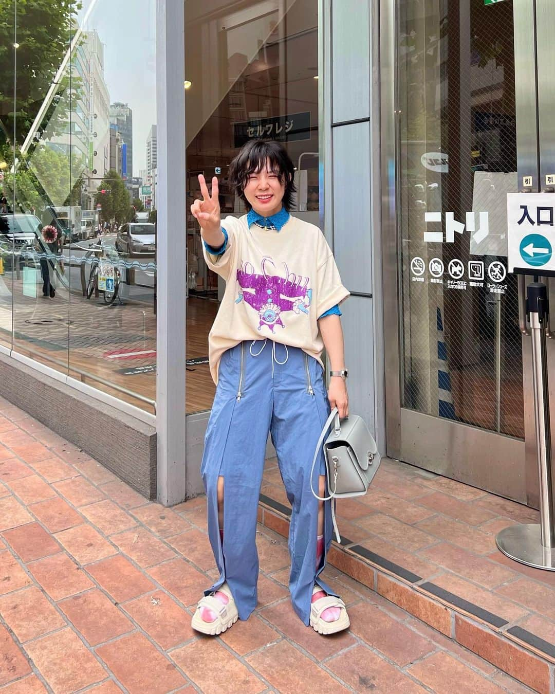 光永さんのインスタグラム写真 - (光永Instagram)「側宙真っ最中ピエロTコーデ🤡🤸 こういうしっかり生地のTシャツにパールアクセつけるのハマってる👦🏻⚪️ 連日 @so_c_hu の投稿付き合ってくれてありがとうございます🇯🇵 まじインスタ楽しすぎです。 今日の23:59が販売締め切りなので、気になる方はぜっひ🥰🫰🏻 ㅤㅤㅤㅤㅤㅤㅤㅤㅤㅤㅤㅤ #ootd #so_c_hu #メンズライクコーデ #ボーイッシュコーデ #tシャツコーデ #ショートヘアアレンジ #ブルベ冬コーデ #ボーイッシュ」7月17日 18時05分 - hinata_official__