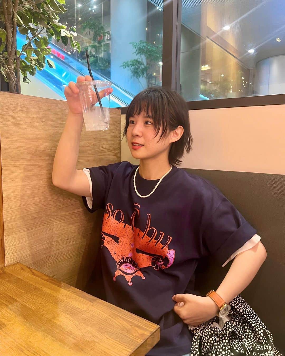 光永のインスタグラム：「側宙真っ最中ピエロTコーデ🤡🤸 こういうしっかり生地のTシャツにパールアクセつけるのハマってる👦🏻⚪️ 連日 @so_c_hu の投稿付き合ってくれてありがとうございます🇯🇵 まじインスタ楽しすぎです。 今日の23:59が販売締め切りなので、気になる方はぜっひ🥰🫰🏻 ㅤㅤㅤㅤㅤㅤㅤㅤㅤㅤㅤㅤ #ootd #so_c_hu #メンズライクコーデ #ボーイッシュコーデ #tシャツコーデ #ショートヘアアレンジ #ブルベ冬コーデ #ボーイッシュ」