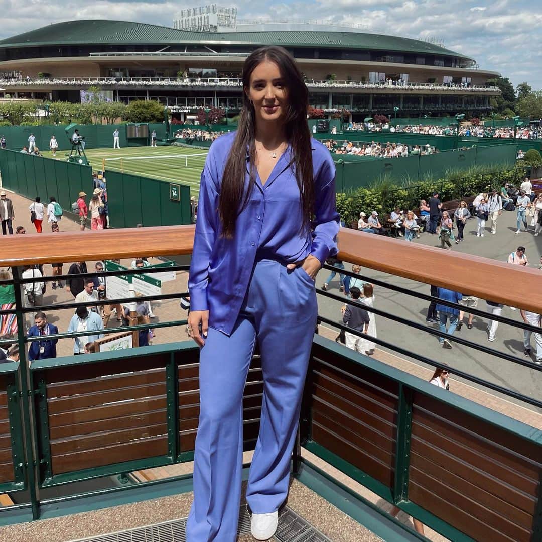 ローラ・ロブソンのインスタグラム：「2 weeks, 3 jobs and unlimited suits later… 🍓🎾⭐️」