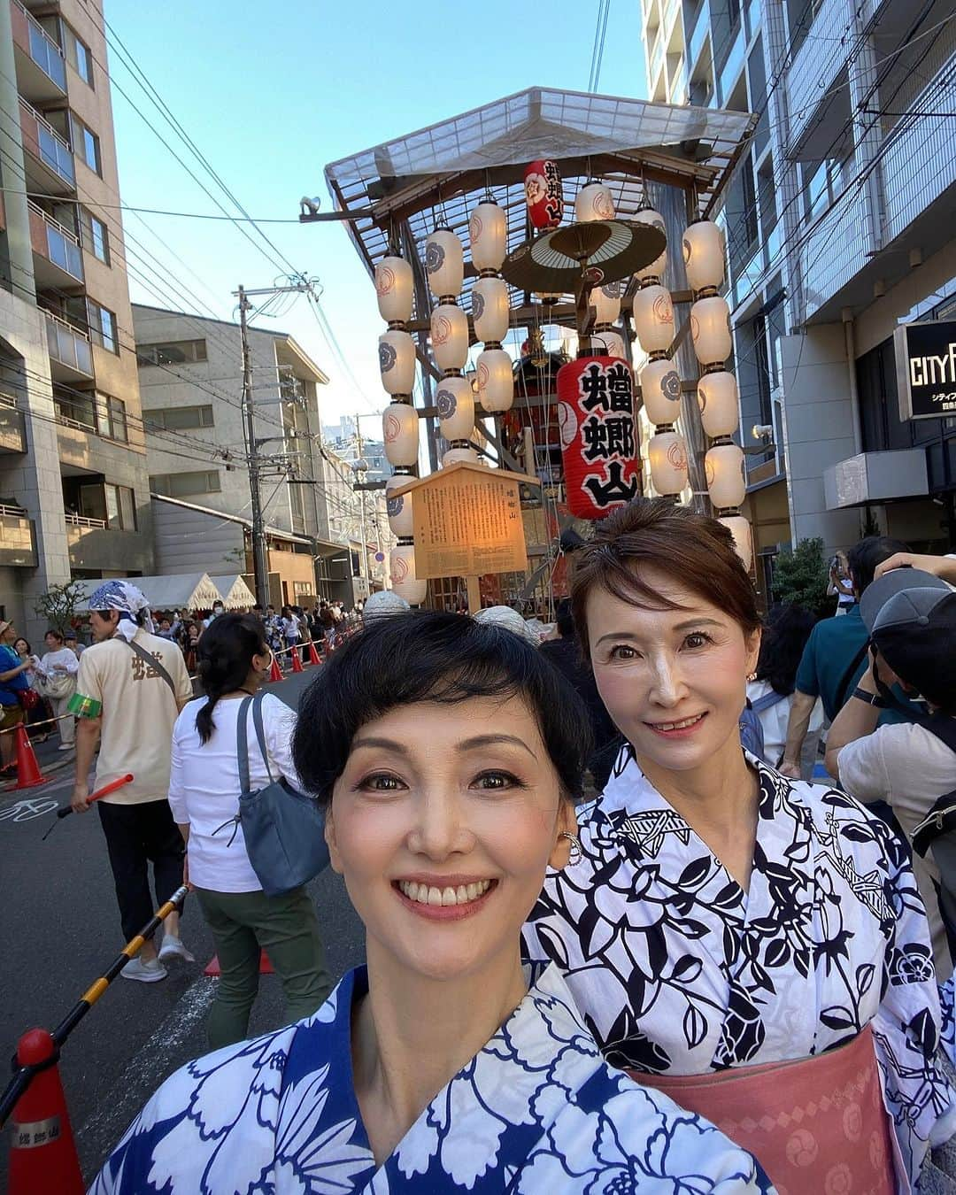 南果歩さんのインスタグラム写真 - (南果歩Instagram)「祇園祭‼️宵山‼️ 4年ぶりの完全復活の祇園祭に来ました😊😊😊 友達が蟷螂山町を案内してくださり、最高に楽しかった😊😊😊 自前の浴衣で来たのですが、このあと、衣装替え‼️ 凄い人出も相まって、お祭り気分が最高潮です😊😊😊  髪も着付けも自前です🌈  #祇園祭 #宵山 #京都 #浴衣 #南果歩 #kahominami #미나미카호 #japaneseactor」7月17日 18時06分 - kaho_minami