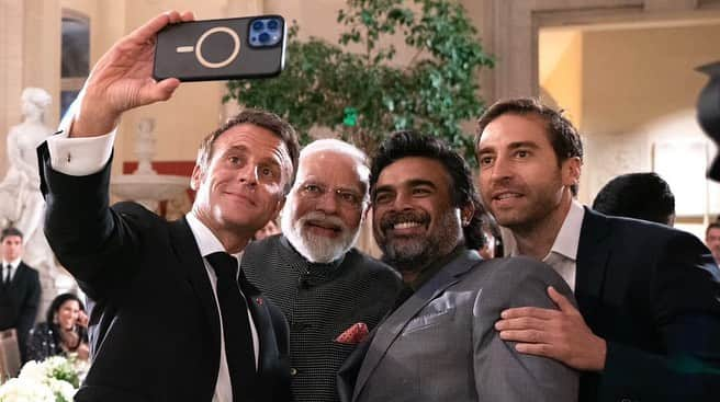 マチュー・フラミニのインスタグラム：「It was an honour and a privilege to celebrate the 14th July, French National Day, dinner at the Louvre in the company of the French President Macron, Madame Brigitte Macron and Indian Prime Minister Narendra Modi. 🇫🇷🤝🇮🇳  Both our countries are actively forging new avenues of cooperation, both economically and culturally. The bridges we are building between France and India extend to education, advancing technology, research, and innovation. These partnerships are catalysts for progress and pave the way for a brighter and greener future for both nations.  Our mutual commitment to working on common challenges, such as sustainable development, climate change, and global security reflect a shared responsibility towards building a more inclusive and sustainable world. 🌍🌱  #14july #nationalday #bastilleday🇫🇷 #fetenationale #macron #france #modi #india #franceindia」