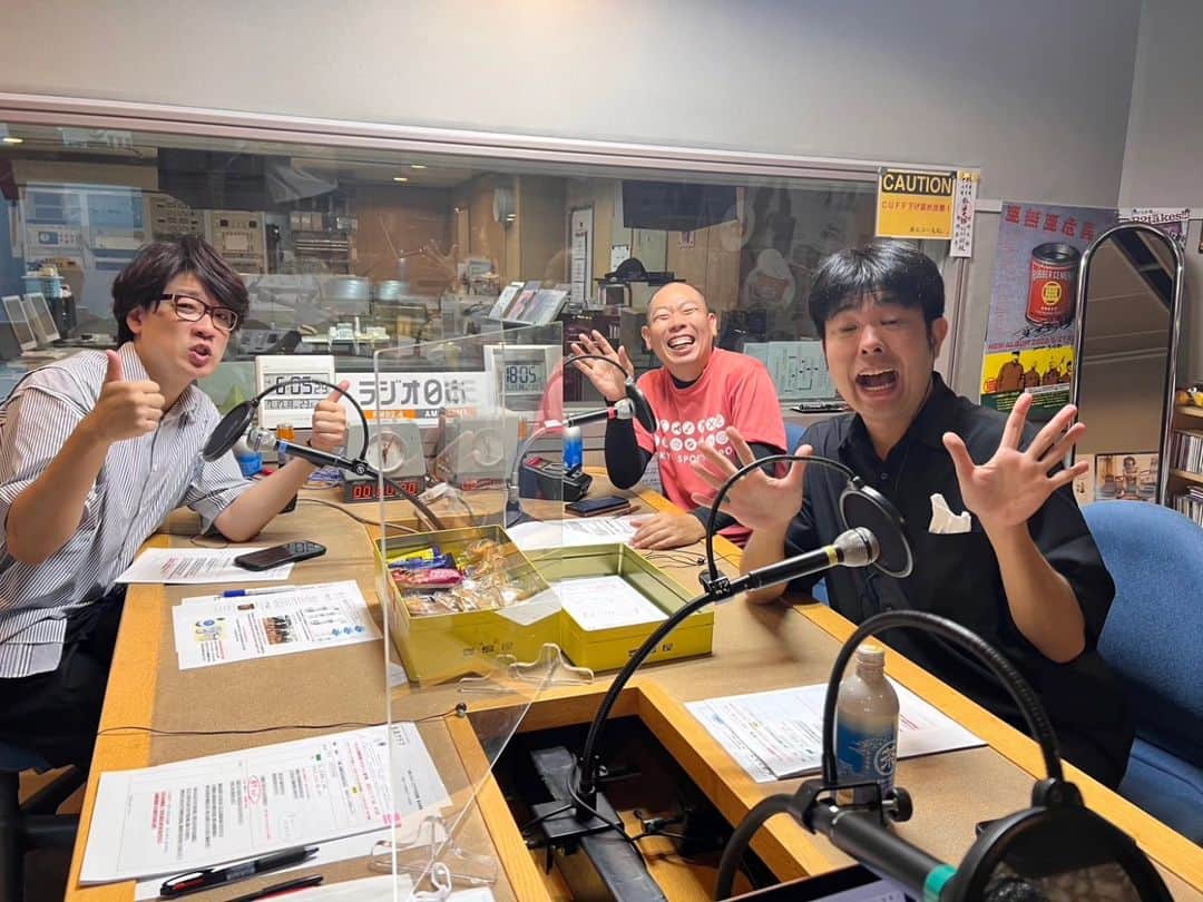 のインスタグラム：「ラジオ日本『よしもと囲碁将棋バラエティー(イゴナマ)』FM92.4 AM1422  まもなく前半18時30分～20分30分生放送に出させていただきます！  ちなみに根建くんは横浜の街に出て中継(^-^ゞ ぜひチェックしてね☀️　  #ラジオ日本#イゴナマ#囲碁将棋#ラジオ#radio#レギュラー#あるある探検隊」
