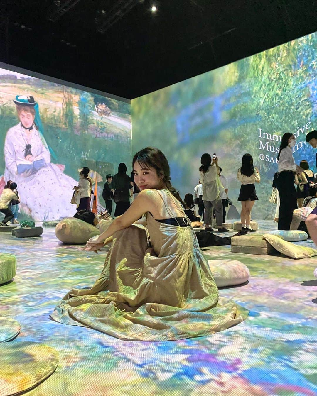 藤森マリナさんのインスタグラム写真 - (藤森マリナInstagram)「@immersive.museum_osaka 🪷 ㅤㅤ絵画の世界を体験できる 「イマーシブルミュージアム」 東京で20万人以上を動員した 没入型ミュージアムが この夏大阪でも開催中！  ㅤㅤ■堂島リバーフォーラム 大阪市福島区福島1-1-17 ■ 【平日】10:00～20:00（19:00最終入場） 【土日祝】10:00～20:00（19:00最終入場） ■9/6(水)まで  ㅤㅤ印象派を代表する8名の画家の 約80作品が映像化されていて 私的には音もよくて好きだった！ アートに詳しくなくても とても見やすくて入り込める世界観🖼️ 涼しいのもかなりのおすすめポイント🎐  ㅤㅤ大阪会場限定の没入ドリンクは 絶対飲んでほしい💛 ミックスジュースにCBDが入ってる🌿🥤✨ 暑い日のお出かけに超おすすめ◎🩵  #イマーシブミュージアム大阪#immersivemuseum osaka#関西おでかけ#関西デート#大阪旅行#大阪カフェ#没入型#没入感#没入型ミュージアム#ミュージアム#アート好きな人と繋がりたい#美術館好きな人と繋がりたい#美術館巡り#大阪おでかけ#まりなはんコーデ#中之島#堂島リバーフォーラム#堂島」7月17日 18時11分 - maaarina0806