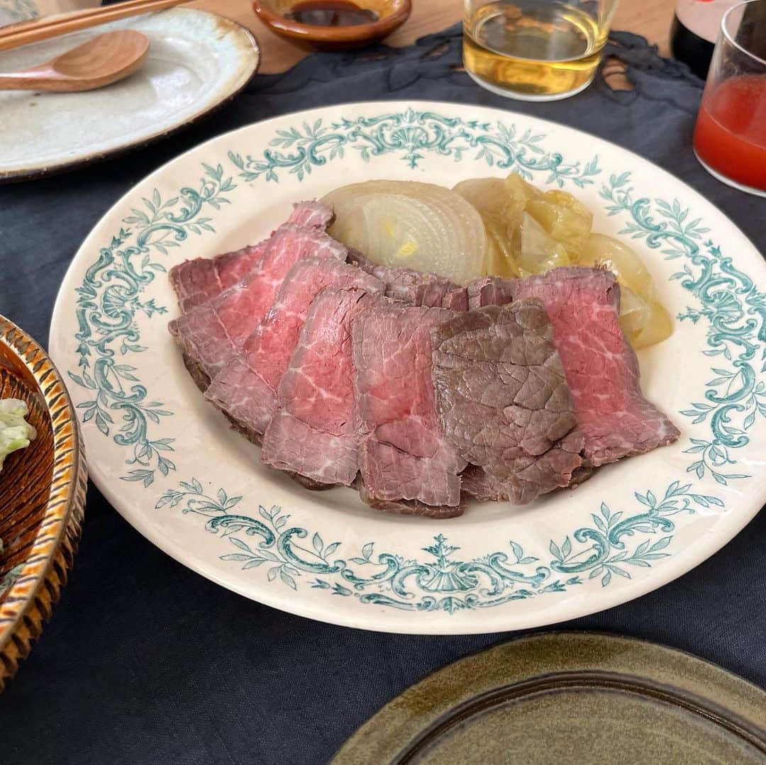 デミルクス ビームス 新宿のインスタグラム：「. 《デミルクス ビームス 新宿》には、お料理上手のスタッフのが沢山います💗🍽  👩staff: 松本  ＊ローストビーフ お肉と一緒に焼いてとろとろになった玉ねぎがポイントです。最近はソースも手作りするのにハマっています。  ＊マッシュポテトとひき肉のグラタン ホワイトソースを使わず、マッシュポテトで軽めに食べられてお気に入りです。寒い時期に作りたくなる一品です☺️  ＊豆乳味噌スープ じゃがいも・玉ねぎ・プチトマトが入ったスープです。和洋中どのジャンルにも合い、優しい味で友人たちからも好評です🤎  #demiluxebeams  #demiluxebeams_shinjuku  #デミルクスビームス #beams #ビームス #おうちごはん #ごはん記録 #ホームパーティ」