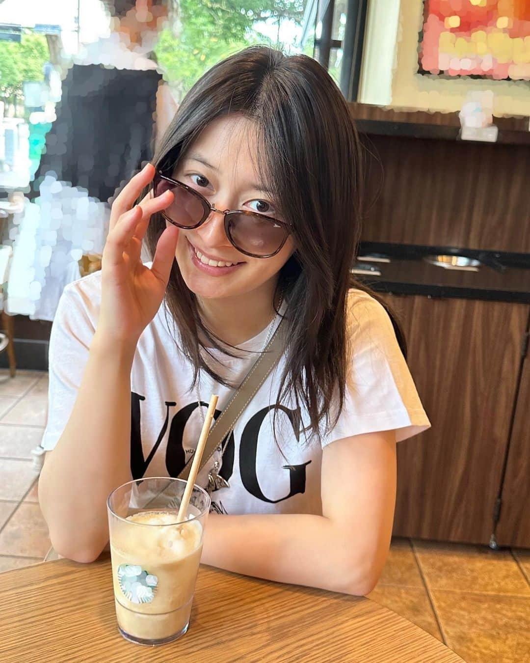 後藤郁のインスタグラム：「三連休いかがお過ごしですか？  こちらは、親友とお好み焼き食べたり、(その帰りにもらった)メロンで、念願のおうちdeメロン生ハムを食べたり、お茶したり....よく食べ飲みしました😂🍈  最近、集中して身体をしぼっていたので、この3日間はチートdayということにして明日からまたガンバロッ。  暑さが異常なので、皆さんどうがご自愛ください😊  #連休の過ごし方」