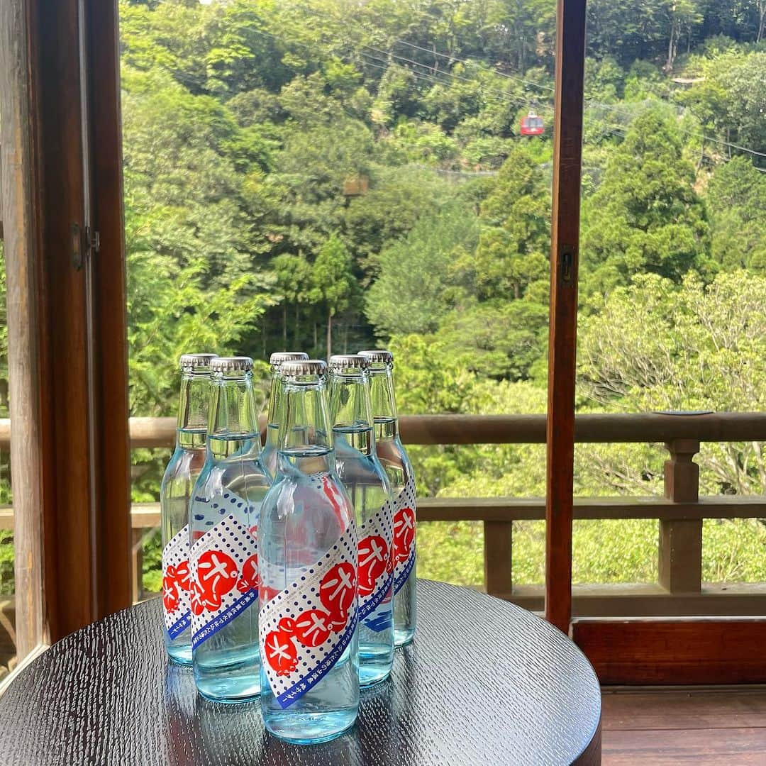湯の山温泉 寿亭|Ryokan KOTOBUKITEIのインスタグラム：「寿亭売店の商品紹介‼️  こちらは、地サイダーのポンポン水です🍹𓈒𓂂𓏸 夏季限定商品で、寿亭の売店、そしてお食事の際のお飲み物としてもご注文頂けます‼️  鈴鹿山脈の伏流水を使用しており、微炭酸で甘さ控えめです😌  湯の山温泉でしか手に入りません‼️是非手に取ってみてはいかがでしょうか☺️   #湯の山温泉 #旅館寿亭 #寿亭 #ポンポン水」