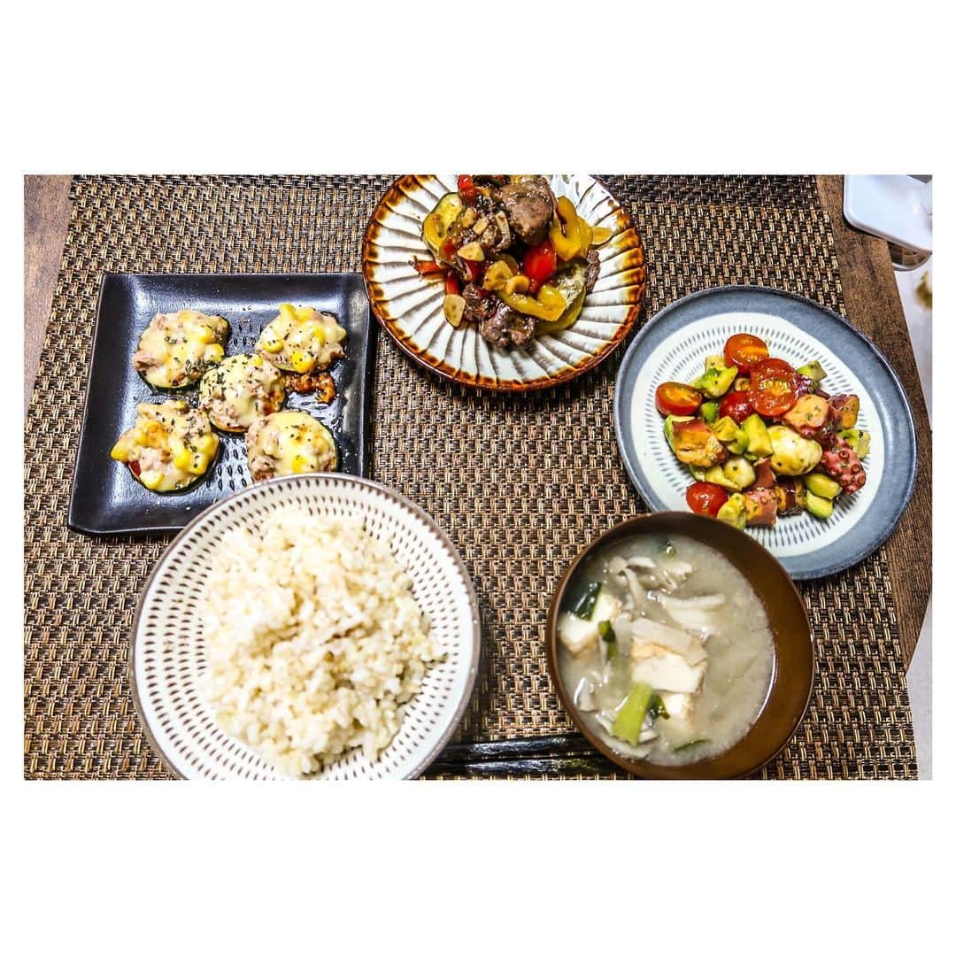 江口雅也のインスタグラム：「連休出不精万歳🙌  本日の出不精メニュー ・鹿肉とパプリカのオイスター　　ソース炒め ・焼きズッキーニのツナコーンのせ ・タコとアボカドのバジル醤油和え ・玄米 ・味噌汁  #cook #cooking  #cookingtime  #japanesefood  #料理男子 #自炊男子 #モデル飯 #ヘルシー料理  #小石原焼き  #小石原焼を使おう  #福岡器 #器のある暮らし  #器のある生活」