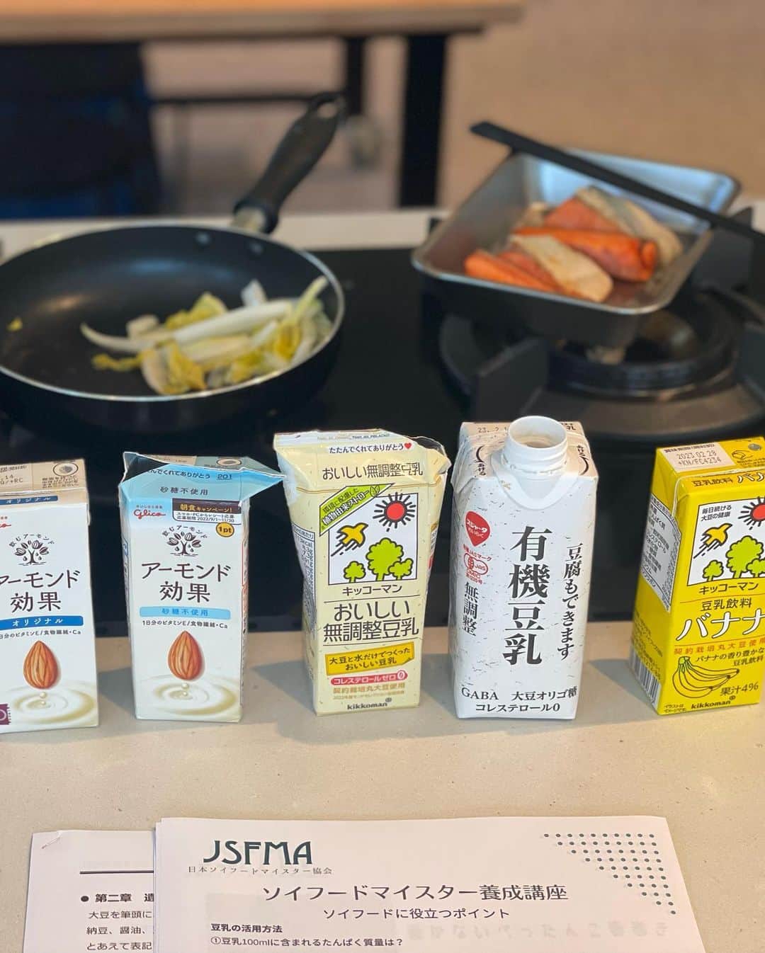 沢瀉美緒さんのインスタグラム写真 - (沢瀉美緒Instagram)「※ Studying about “SOY” . 今日は @soyfood_meister の養成講座を受講✒️ . 私の生活の中に取り入れがちな 大豆や豆のお料理を 学びの角度から教わる講座は あっという間でした。 . どこの食品展示会に行っても 注目度の高い大豆ミートですが 基準が曖昧なところもあって きちんと、選択できる目を養って 自分にとって納得できるものを 選べたらいいなと思います😌 . . #soyfoodmeister #ソイフードマイスター協会 #ソイフードマイスター #大豆ミート #ソイミート」7月17日 18時28分 - mio_omodaka