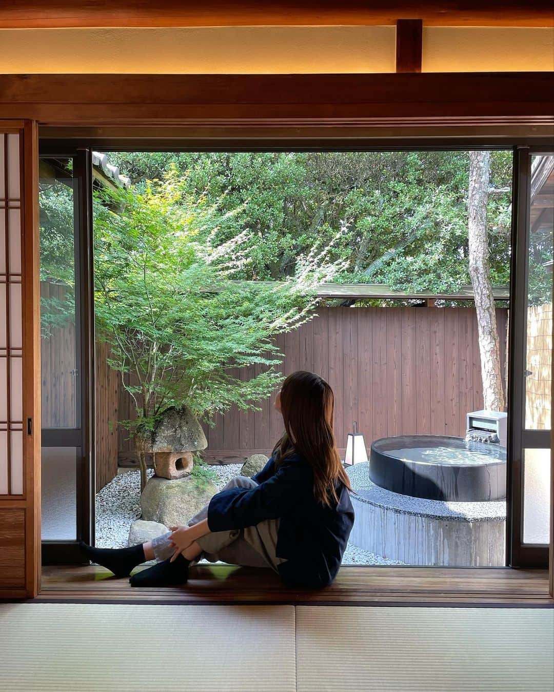 田尻夏樹（なつきんぐ）さんのインスタグラム写真 - (田尻夏樹（なつきんぐ）Instagram)「せとうち旅行♡  Ryokan尾道西山　@onomichi.nishiyama  へ泊まりに行ったんだけど ここの旅館すごい！！😳✨✨ 　 　 瀬戸内海を望む広い庭園を囲むように建つ 6棟8室の離れがあるんだけど 一棟一棟が年代の違う雰囲気の違う部屋になっていてね。  皇族や豪商、文人墨客にも愛された客室のなかには 引き船で運ばれてきた伝統的な日本家屋もあったり 宮大工の監修のもと、今では再現できない貴重な建具は、磨きや削りをかけてそのままにされているの！！ 　 和の文化を伝える古き良きものは残し 新しい時代の快適さを加えてクラシックとモダンを融合させた客室達✨  今回私は、お部屋に露天の羽釜風呂がある 梅の間に宿泊✨  檜の香りに癒される内風呂もあって 贅沢に２種類の湯浴みが楽しめました♨️  他のお部屋もちらっと覗かせてもらったんだけど 本当に全部雰囲気が違ってめっちゃくちゃ良きだったので 他のお部屋も泊まりにいきたい🥺✨✨  　  お料理もすっごく美味しくてね。 コース料理の他にアラカルトも全部追加してしまったくらいでした😂🤤🐽✨✨  敷地内のあちこちに素敵な陶器があったり インテリアを見ているだけでもすごく楽しい 尾道の文化が息づく過ごし空間✨✨ 尾道の茶園文化を受け継ぐ交歓の場 瀬戸内の酒庫を思わせる「光琳ラウンジ」で お茶やお菓子、お酒を思う存分味わいながら 過ごす事もできるし  文人に愛された尾道らしい「西山文庫」の本は 読み出すと止まらなくなる本の品揃えでした✨  是非チェックしてみてください✨  #せとうち #Ryokan尾道西山 #尾道旅行 #pr」7月17日 18時24分 - tajiri_natsuki
