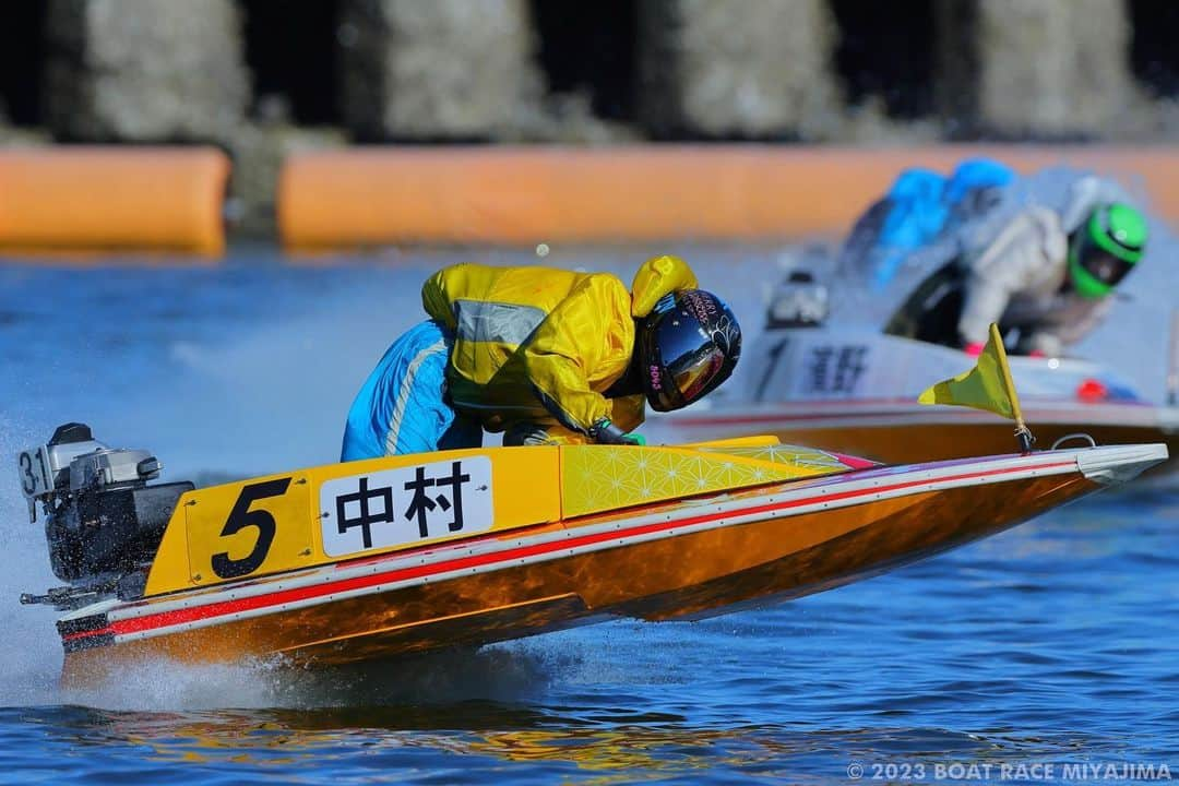 ボートレース宮島さんのインスタグラム写真 - (ボートレース宮島Instagram)「. 🚤ルーキーシリーズ第11戦第9回スカパー！･JLC杯🚤 . 🚤見事優勝に輝いたのは、 🥇⑤号艇 香川支部の #中村日向 選手👑✨ . 中村選手は10戦3勝の好成績で、優勝戦は 6コース から まくり差し を決め、2023年3月・尼崎ルーキーS 以来 4ヶ月ぶり 今年4回目、ＧⅠ1回を含む通算4回目(宮島⛩は初)の優勝を飾りました🏆✨ . 中村選手、優勝本当におめでとうございます🎉✨ . . ファンの皆さま、一節間ありがとうございました🍀 次節もボートレース宮島をよろしくお願いいたします✨ . 🐵「次節は7月24日から、にっぽん未来プロジェクト競走in宮島⛩です🚤お楽しみに😊」 . . #ボートレース宮島 #パルボート宮島 #モンタ #ボートレース #boatrace #ボートレーサー #ルーキーシリーズ #スカパーJLC杯 #スカパー #JLC #香川支部 #中村日向 #まくり差し #優勝戦 #優勝 #優勝おめでとう #好成績」7月17日 18時25分 - boatrace_miyajima