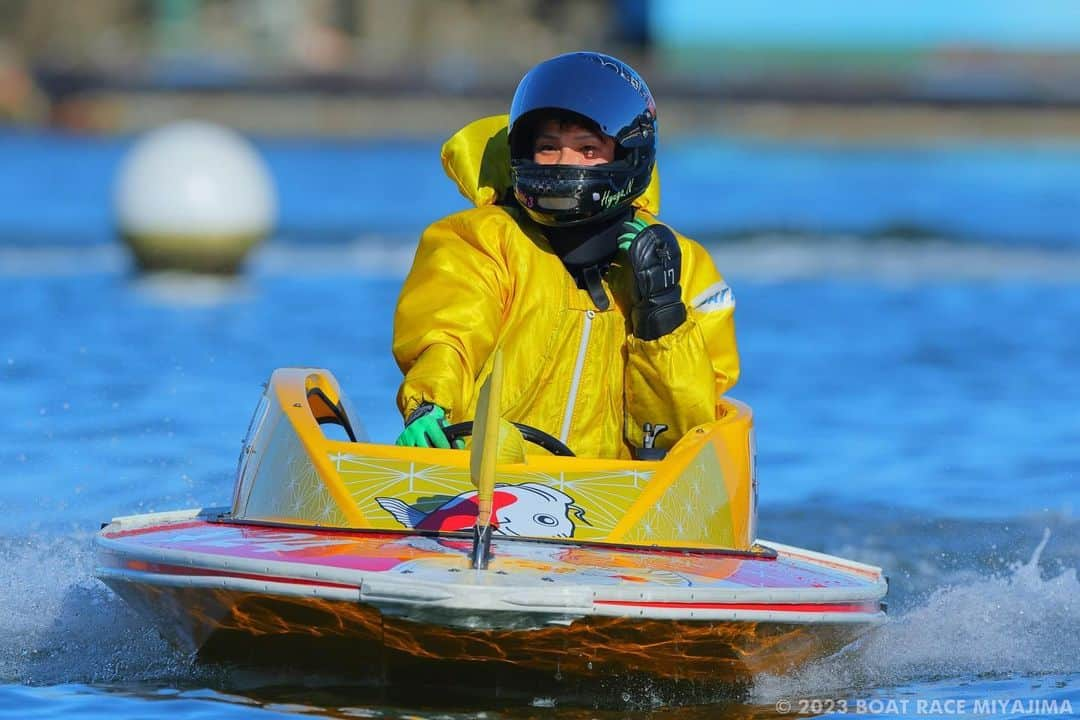 ボートレース宮島さんのインスタグラム写真 - (ボートレース宮島Instagram)「. 🚤ルーキーシリーズ第11戦第9回スカパー！･JLC杯🚤 . 🚤見事優勝に輝いたのは、 🥇⑤号艇 香川支部の #中村日向 選手👑✨ . 中村選手は10戦3勝の好成績で、優勝戦は 6コース から まくり差し を決め、2023年3月・尼崎ルーキーS 以来 4ヶ月ぶり 今年4回目、ＧⅠ1回を含む通算4回目(宮島⛩は初)の優勝を飾りました🏆✨ . 中村選手、優勝本当におめでとうございます🎉✨ . . ファンの皆さま、一節間ありがとうございました🍀 次節もボートレース宮島をよろしくお願いいたします✨ . 🐵「次節は7月24日から、にっぽん未来プロジェクト競走in宮島⛩です🚤お楽しみに😊」 . . #ボートレース宮島 #パルボート宮島 #モンタ #ボートレース #boatrace #ボートレーサー #ルーキーシリーズ #スカパーJLC杯 #スカパー #JLC #香川支部 #中村日向 #まくり差し #優勝戦 #優勝 #優勝おめでとう #好成績」7月17日 18時25分 - boatrace_miyajima