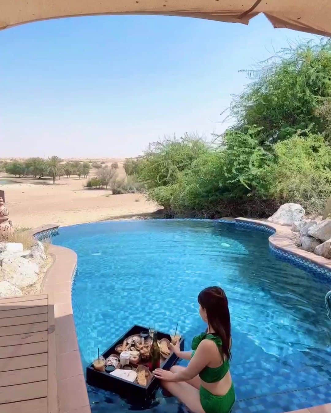 MIHOさんのインスタグラム写真 - (MIHOInstagram)「Dubai🇦🇪  昨日は都会なドバイ投稿したので 今日は自然🐪🦌❤️ そう！ドバイは都会も自然も 味わえるのがすきー🥰  ここの砂漠ホテルには お部屋まで野生の動物が おはようしにきてくれるのー🥺❤️ 📍 Al Maha, a Luxury Collection  Desert Resort Spa, Dubai  鹿さん🦌と朝ごはんシェアして 食べたよっ🥹w 　 動物の鳴き声がたくさん 聞こえて癒されるー🥰  海外来ると派手な色の 水着を選びがち💚緑は珍しい💚 そしてfloating breakfastすきぃ💚💚  今日は今から今年初 花火大会🎆に行ってくるよー😘」7月17日 18時36分 - golf___miho