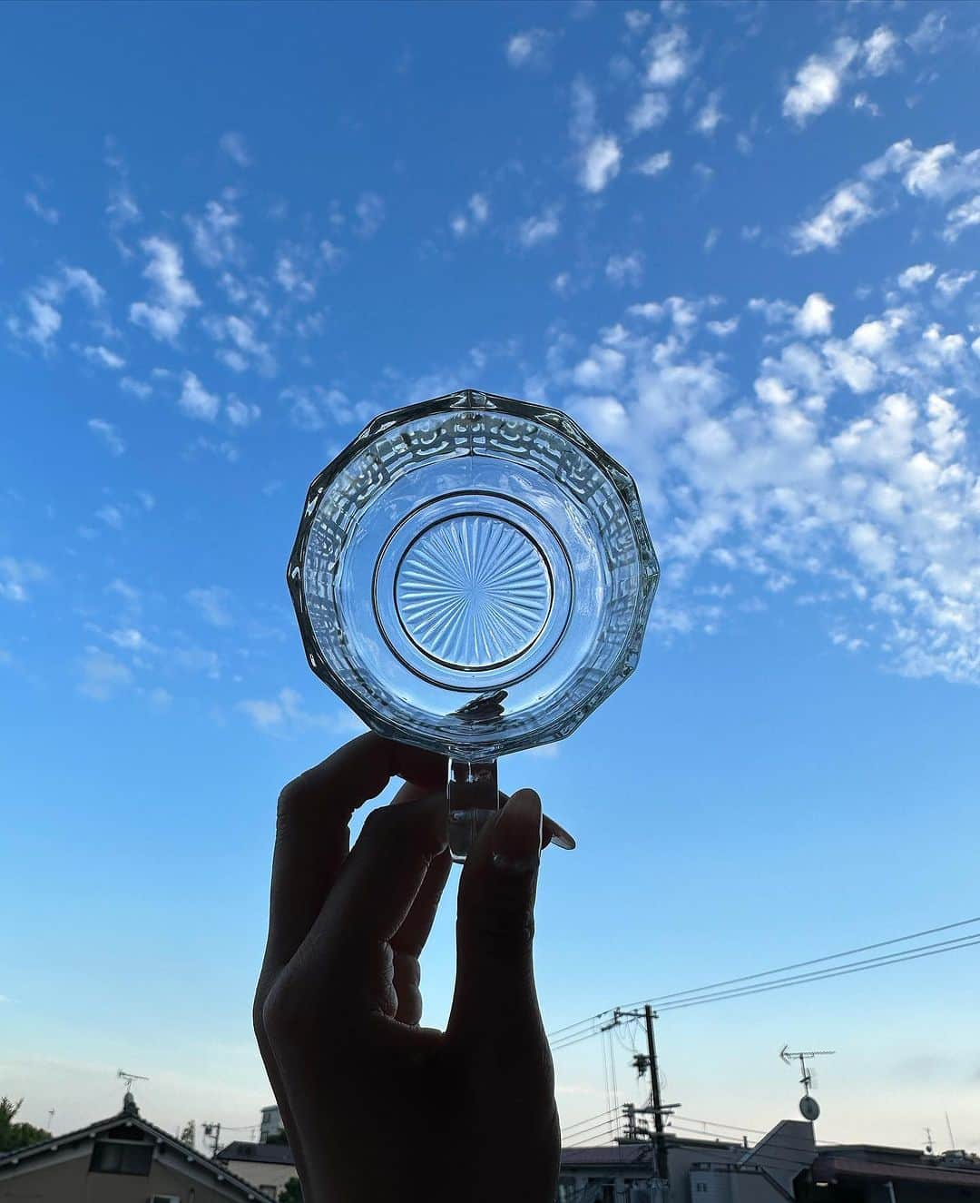 小澤楓のインスタグラム：「【平安神宮の蚤の市】  京都に住んだので、是非行ってみたいと思ったイベント。  『蚤の市』 だいたい毎月10日に開催とのこと。 （その曖昧さがいいよね  昭和のコップと、謎の笛をGETした。  最近はちょっとしたモノに ＂こだわり＂をもちたいと思っている。 蚤の市はそんな＂こだわり＂を見つけるのに最適な場所だった。  次回は8/10 らしい。 絶対に暑すぎるけど、朝イチで一緒に行ってくれる方募集笑😆 そのあとランチしよ？笑  #平安神宮 h #平安神宮蚤の市 #コップ #ガラス #カップ #笛 #京都#移住生活 #移住」