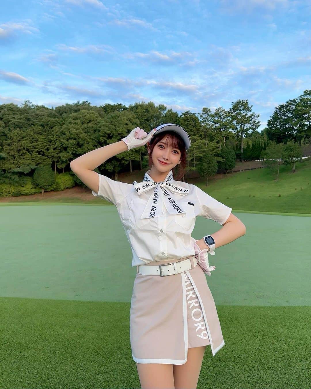 のインスタグラム：「. 3週間ぶりのゴルフ⛳️🤍 アーリーバードでも暑すぎたよ。。🫠 . スコアは🟢42.40-82 ちゃんとゴルフになるか不安だったけど 意外と良いスコア出て一安心✌🏻 腰痛も治って、痛みゼロで出来て良かった〜🥺 . ウェアは @mirror9golf  このボトムスとってもかわいいっ！ 中がショーパンになってて動きやすいし、 シルエットが綺麗✨ トップスのロゴリボンもインパクトあってすき😆🎀 . . #ゴルフ女子#ゴルフ#ゴルフウェア#ミラーナイン#pgm武蔵ゴルフクラブ#golf#golfwear#golflife#golfcourse#golfclub#mirror9#mirror9golf#골프#골프스타그램#골프패션#골프웨어#골프스윙#高尔夫球」