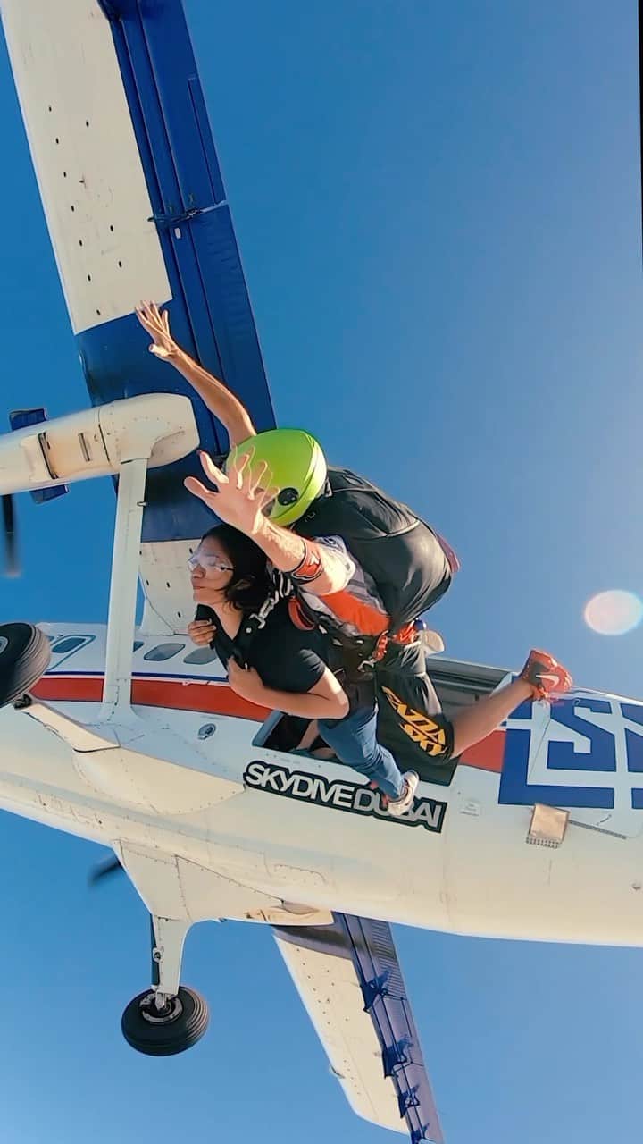 Putri Anindyaのインスタグラム：「Chasing high 🤙🏽   Decided to post this after watching Tom Cruise in Mission Impossible lmao. I’m a thrill seeker and skydiving was on my bucket list for a long time. I felt the immense of joy that moment and trust me i wasn’t closing my eyes lol. It’s just my asian eyes mixed with the dubai’s midday sun so it looks like i’m closing my eyes hahah. The best moment of this was the time when my tandem pilot opened the parachute. The feeling was like dropped from the fastest rollercoaster (which we did as well in Ferrari World) but 10 times the drop. glad i didn’t puke hahahah. I would loved to try this again.   An old archive from 2019 with @radissonblu project in Dubai. Documentation from @skydivedubai 🪂 #dubai #skydiving #extremesports」