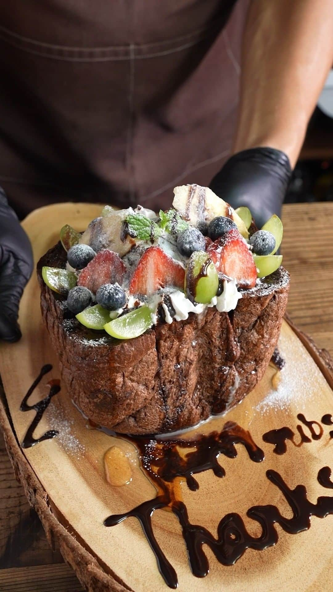 チョコレートカカオのインスタグラム：「Thick toast with honey and chocolate mint ice cream ハニートーストチョコミントアイス  YouTube https://youtube.com/shorts/G4bBWFphzuI  Cacao ! ∴∵ゞ(´ω`*) ♪  Reaches 4 Million YouTube Channel Subscribers Thank you so much. This time, cocoa honey toast was topped with chocolate mint ice cream and fruit. May the cacao be with you ! ∴∵ゞ(´ω`*)♪  [Ingredients] Thick cocoa bread Yotsuba Unsalted fermented butter Honey Pure Maple Syrup Chocolate flavor syrup Blueberry Shinemuscat Mint leaf Strawberry Powdered sugar  #YouTube #foodie #chocolate #instafood #foodporn #dessert #yummy #チョコレート #recipe #video #レシピ #food #toast #asmr #eating #crispy #honeytoast #ハニートースト #チョコアイス #icecream #mukbang #モッパン #honey #strawberry #イチゴ #ブルボンスライス生チョコレート #ハニトー #チョコミントアイス #chocolatemint」