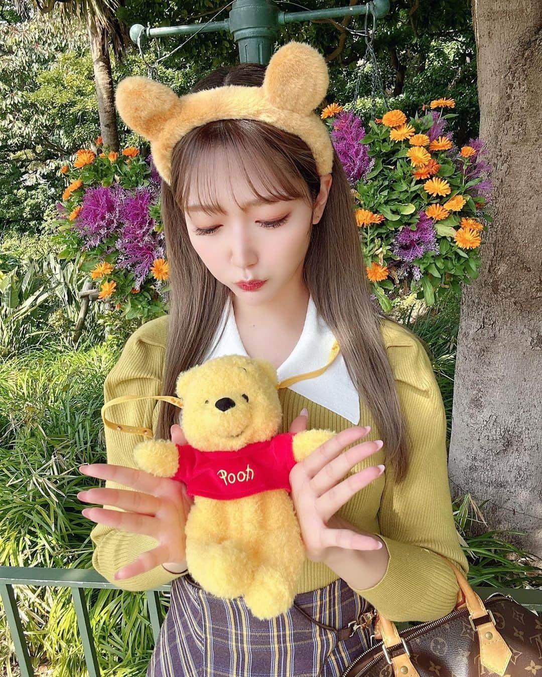 野中美郷のインスタグラム：「♡ ディズニー行きたくて ディズニーの写真見てたら 載せてないのいっぱいあった から時期外れの３月行ったやつ😂  中学生の頃のカチューシャを 引っ張り出した、ぷーーー🐻🍯🐝  この日この口にハマってたのかな？ #ディズニーランド #ディズニー #くまのプーさん  #プーさん」