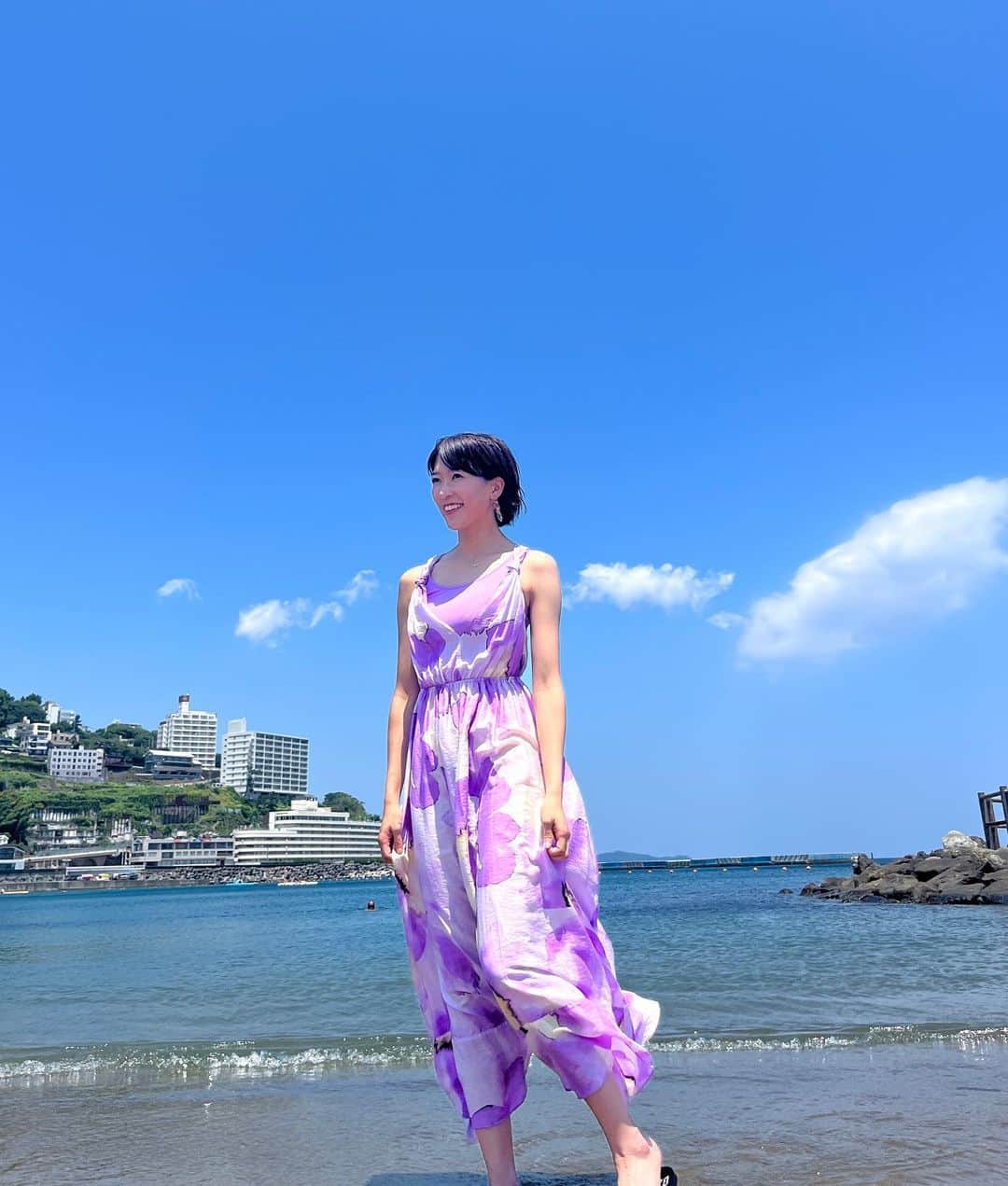 のインスタグラム：「暑すぎるでしょーーーー そしてこの日の海は、風が強すぎました（3枚目）リフティング動画で着用したワンピースです！  女子サッカーW杯の開幕がもう目前！パナマ戦も終わり、NHKでの放送も決まり、楽しみな気持ちでいっぱいです！ 初戦の相手ザンビア🇿🇲は、大会直前でドイツに勝利しており、試合映像を見ても絶対に油断してはならない相手です！皆でなでしこジャパンを応援しましょう🔥  The wind was so strong it almost blew me off my feet.   FIFA Women's World Cup Get ready! The day is almost here!!  #海の日 #海 #夏 #夏コーデ #ワンピース #165cm #165cmコーデ #サッカー #リフティング #なでしこジャパン #fifawwc #fifaworldcup #日本 #旅行 #観光 #beach #fashion #japan #japantravel #japanesegirl #travel #hm」