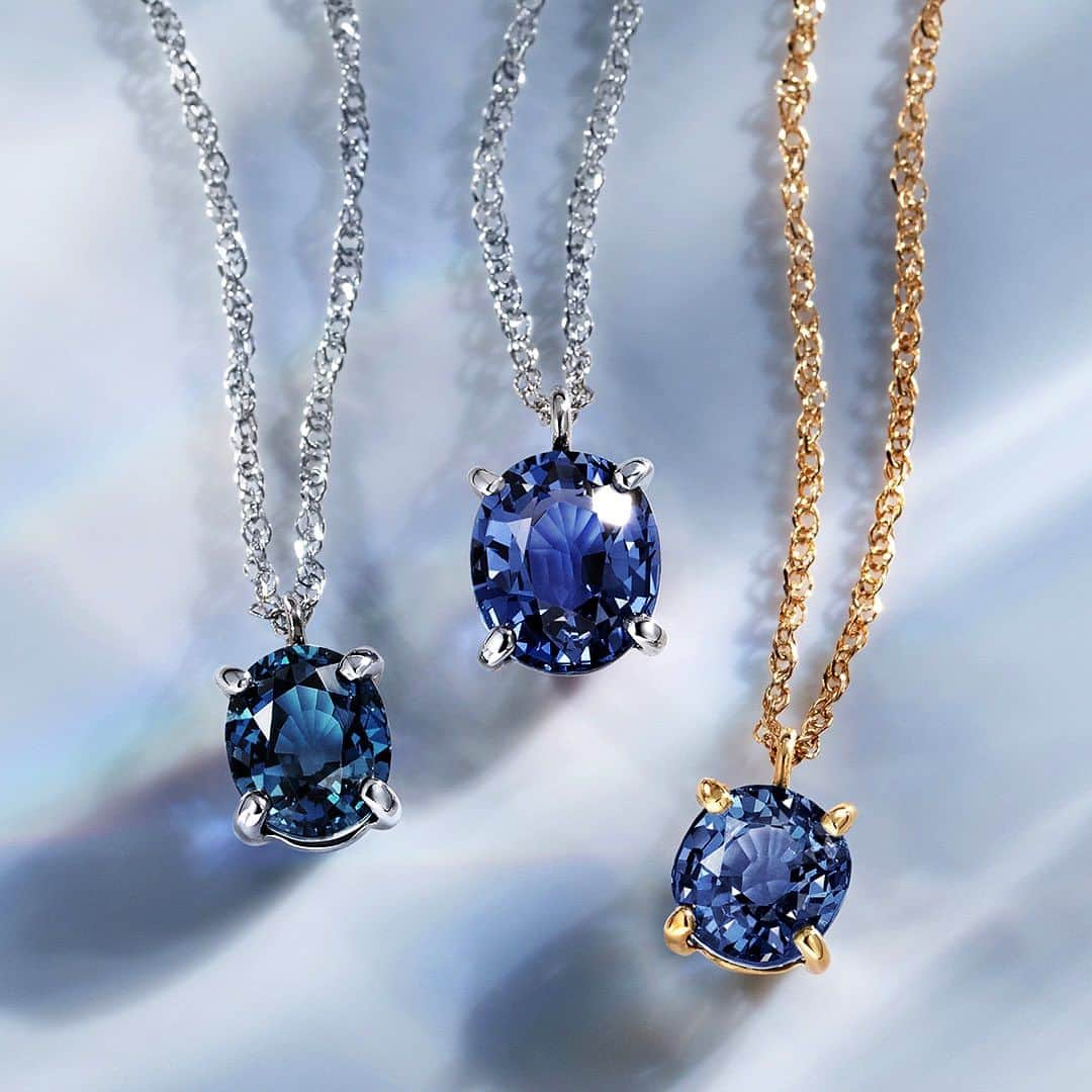 ビズーさんのインスタグラム写真 - (ビズーInstagram)「【Limited Item】Blue Spinel CLASIQUE  深い海のような、唯一無二の青  青の宝石は数あれど、そのどれとも違う青。今回のブルースピネルは、海の底から太陽を見上げた光景を思わせる、深い青に光が舞う宝石です。吸い込まれそうなほどのディープブルーに、高彩度の青が瞬き、時折グリーンやグレーのニュアンスも・・。  ブルースピネルの青が、これ程までに奥深く複雑なのは、自然が育んだままの色だから。サファイア、ブルートパーズ・・・濃い青の宝石と聞いて、思い出すものはいくつもありますが、その殆どが加熱処理など手が加えられています。そんな中、スピネルは「非加熱」。何も手を加えずとも美しい色を放つ、天然無垢な青なのです。  繊細なグラデーションの中から、あなたの心に響く青との出会いをどうぞお楽しみください。  — ブルースピネル・クラシク（ネックレス） ※オンライン限定、数量限定・現品のみの販売となります。  -- #BIZOUX #colorstone #colorstonejewelry #playwithcolor #blue #spinel #birthstone #ring #necklace #jewelry #gemston #ビズー #カラーストーン #カラーストーンジュエリー #色で遊ぶ #宝石 #宝石好き #誕生石 #ジュエリー #ジュエリー好き #ギフト #ご褒美ジュエリー #ブルー好き #青好き #ニュアンスカラー #スピネル #8月生まれ」7月17日 18時42分 - bizoux_jewelry