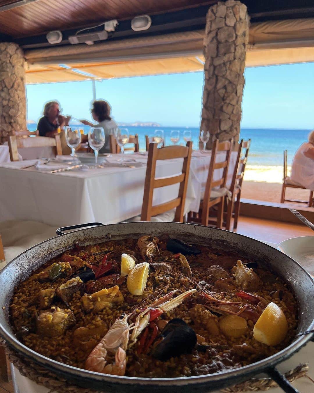 濱野りれさんのインスタグラム写真 - (濱野りれInstagram)「"CAN PUJOL" @canpujolibiza  The best paella I had in Ibiza!! It is also characterized by its unbeatable views and sunsets. I was able to enter the restaurant if I lined up at the same time as the opening. Reservations are recommended as the seats were full.  "CAN PUJOL" イビザで食べたパエリアで一番美味しかった！ パエリアを食べに行ったつもりが海沿いの絶景レストランで大人気店だったの 席は満席だったので予約するかオープンと同時に行くのをオススメします  #canpujol #canpujolibiza #ibiza #ibizastyle #ibizabeach #ibizaeats #ibizarestaurant #ibizafood #ibizalife #spain #visitspain #visitibiza #spaintravel #イビザ #イビサ #スペイン #絶景レストラン」7月17日 18時43分 - riregram