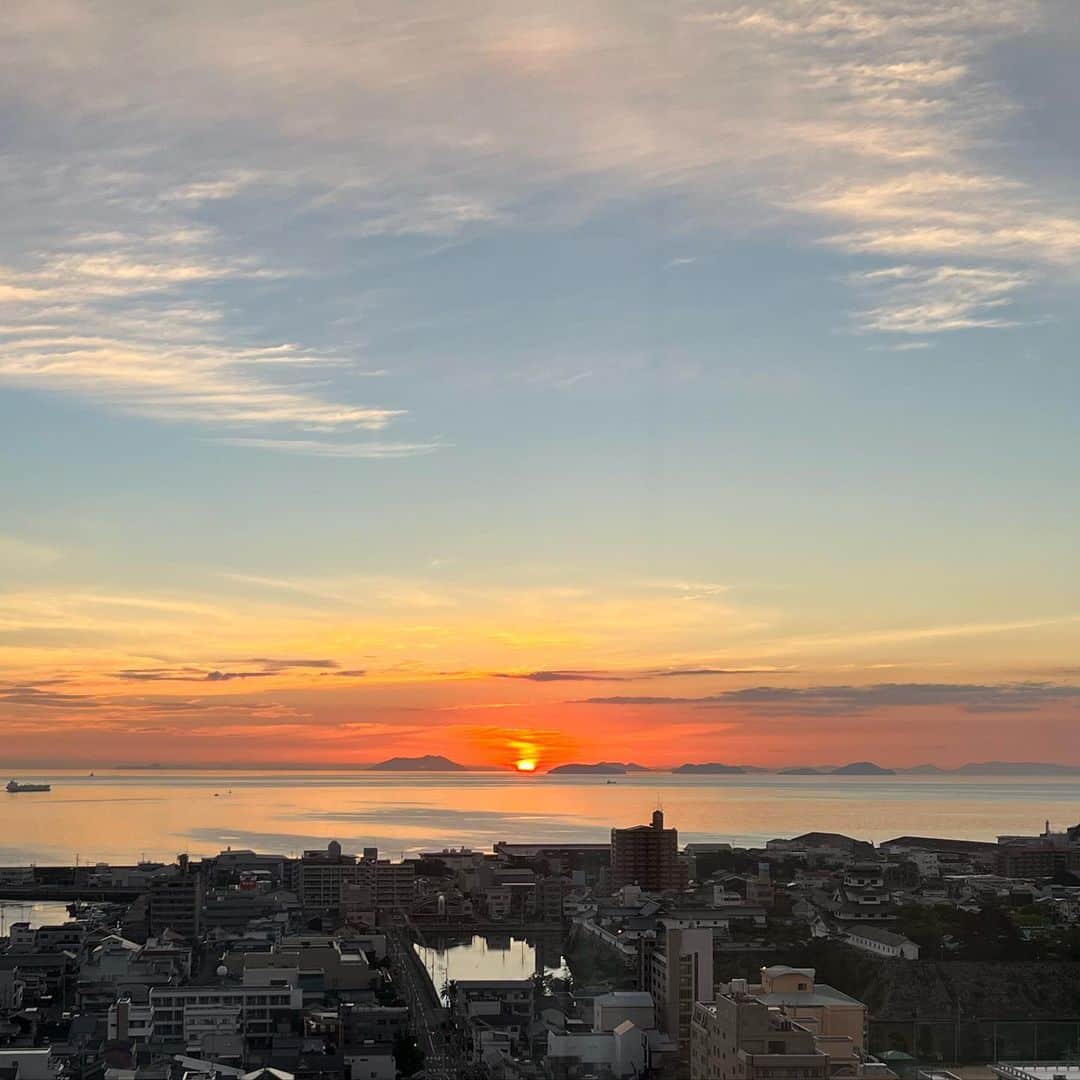 上杉洋史のインスタグラム：「Greeted by the morning sun. Every sunrise brings a promise of a new day.  #sunrise #morningvibes」