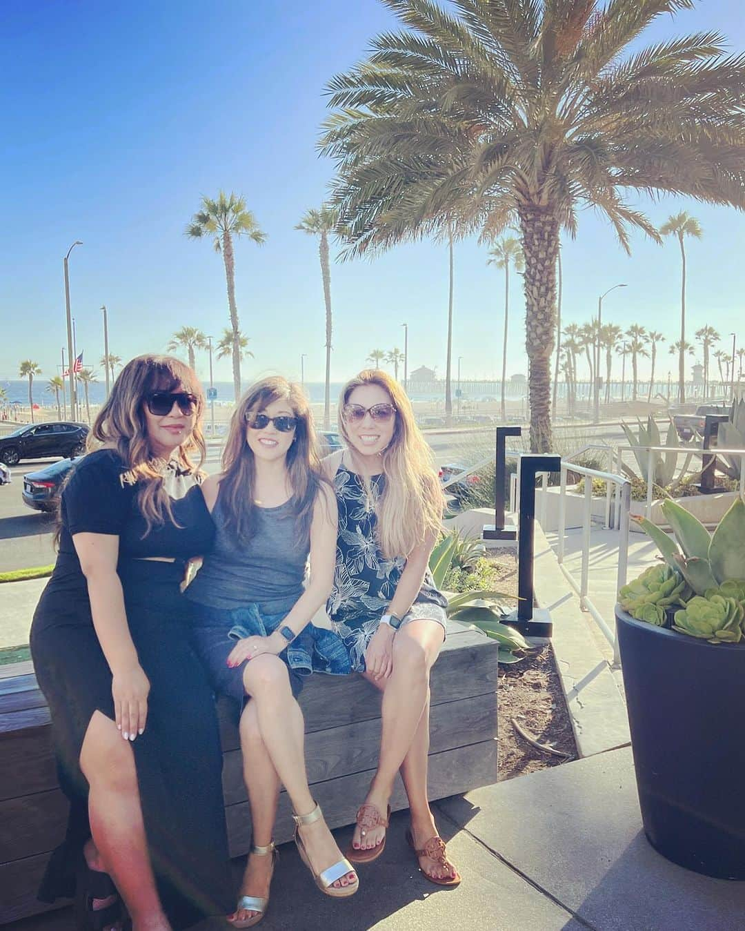 クリスティー・ヤマグチのインスタグラム：「A triple bday celebration trip. Had all it should- laughs, amazing food, relaxation and shopping! Ok- those maple donuts and fried chicken were 💣 #lovetheseladies #bdayfun #huntingtonbeach #dolphins」