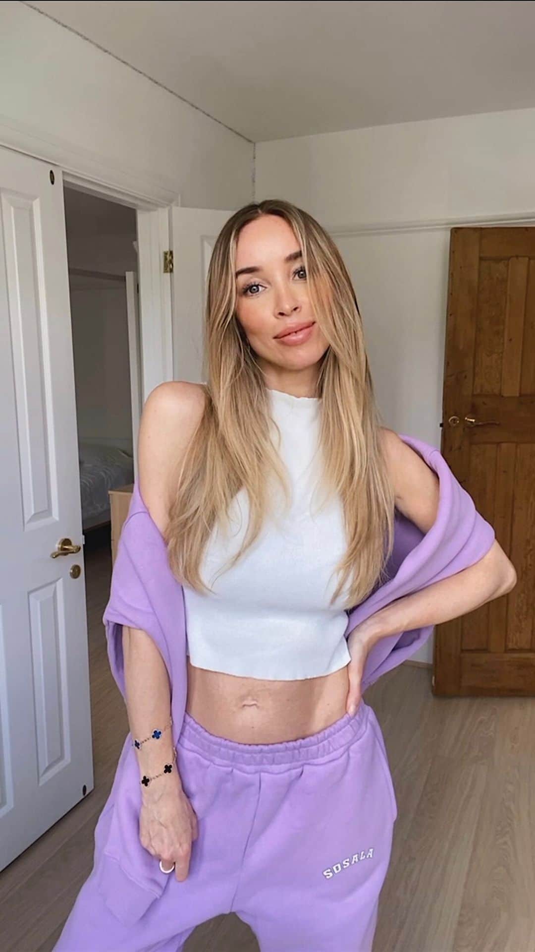 ローレン・ポープのインスタグラム：「Todays look 💟💟💟  Tracksuit @sosala  Top @revolve  Make up brush @refybeauty  Liner @code8beauty  Lipstick @esteelauderuk  Hair @hairrehablondon  *ad/prproducts」