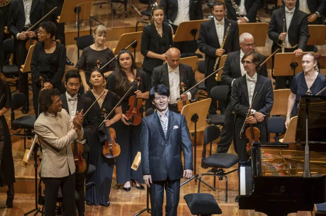 福間洸太朗のインスタグラム：「Merci aux Estivales de Musique en Médoc, à l'Orchestre National Bordeaux Aquitaine, à Jonathon Heyward et au public chaleureux !  J'ai eu un grand plaisir de jouer le concerto de Gershwin au concert de la clôture du 20ème festival.   Appartement ils ont choisi les artistes cette année par les votes du public et des bénévoles du festival parmi les interprètes qui ont joué dans les éditions précédentes, et ça m'a touché d'autant plus. 💖   🇨🇵第20回メドック夏季音楽祭の最終公演で、ボルドー・アキテーヌ国立管弦楽団とガーシュインのピアノ協奏曲を共演しました！  実は今回音楽祭ラインナップは、過去の出演者から人気投票して決まったそうで、それも胸熱でした。🥹  前回同音楽祭で弾いたのは2016年の7月15日、ニースでのテロ事件の翌日で、忘れられない演奏会です。  Photos : Stéphane Delavoye Photo 7: 打ち上げにて Avec le directeur artistique, M.Jacques Hubert  #Bordeaux #OrchestreNationalBordeauxAquitaine #JonathonHeyward #Gershwin #EstivalesdeMusiqueenMedoc #ボルドー #ボルドーアキテーヌ国立管弦楽団 #ジョナサンヘイワード #ガーシュイン」