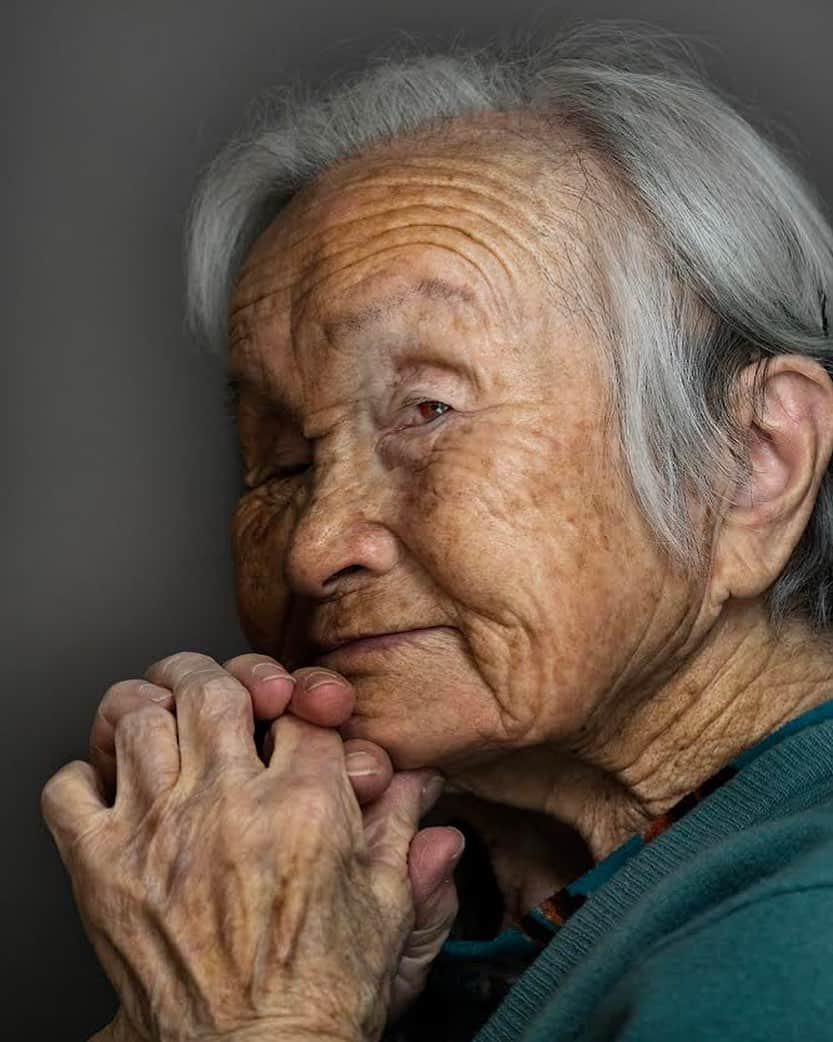 Robert Clarkさんのインスタグラム写真 - (Robert ClarkInstagram)「The most recent essay that I worked on for @natgeo was on “The  Last Voices of WWII”. We visited a have dozen countries that were the principal players in the War. While in Japan I visited & photographed Tomu Kamata, a survivor of the #TokyoAirRaids of March,1945. Tomu recently passed away at 107 shortly after I met her and made this picture.  Approximately 100,000 people were killed in the Tokyo air raid on March 9 & 10th, 1945. $1 Sq Kilometers were destroyed in the two day bombing campaign. She was 7 months pregnant with a baby girl and at first escaped the air raids, but during the aftermath she lost her mother & husband. She lost an eye and was injured in the attack. After the war, she worked at an orphanage as the orphans' mother until she was 70 years old. In a few weeks the 78th anniversary (August 6th), of the dropping of the first atomic weapon used on Hiroshima will pass.  The choice to use the atomic weapon was, in part, a response to the Tokyo air raids, taking 100,000 lives, It became evident that the Japanese had no thoughts of surrendering. Their has been a renewed interest in the atomic bomb and it’s development because of the new epic @ChristopherNolan film #Oppenheimer which is coming soon.」7月18日 4時24分 - robertclarkphoto