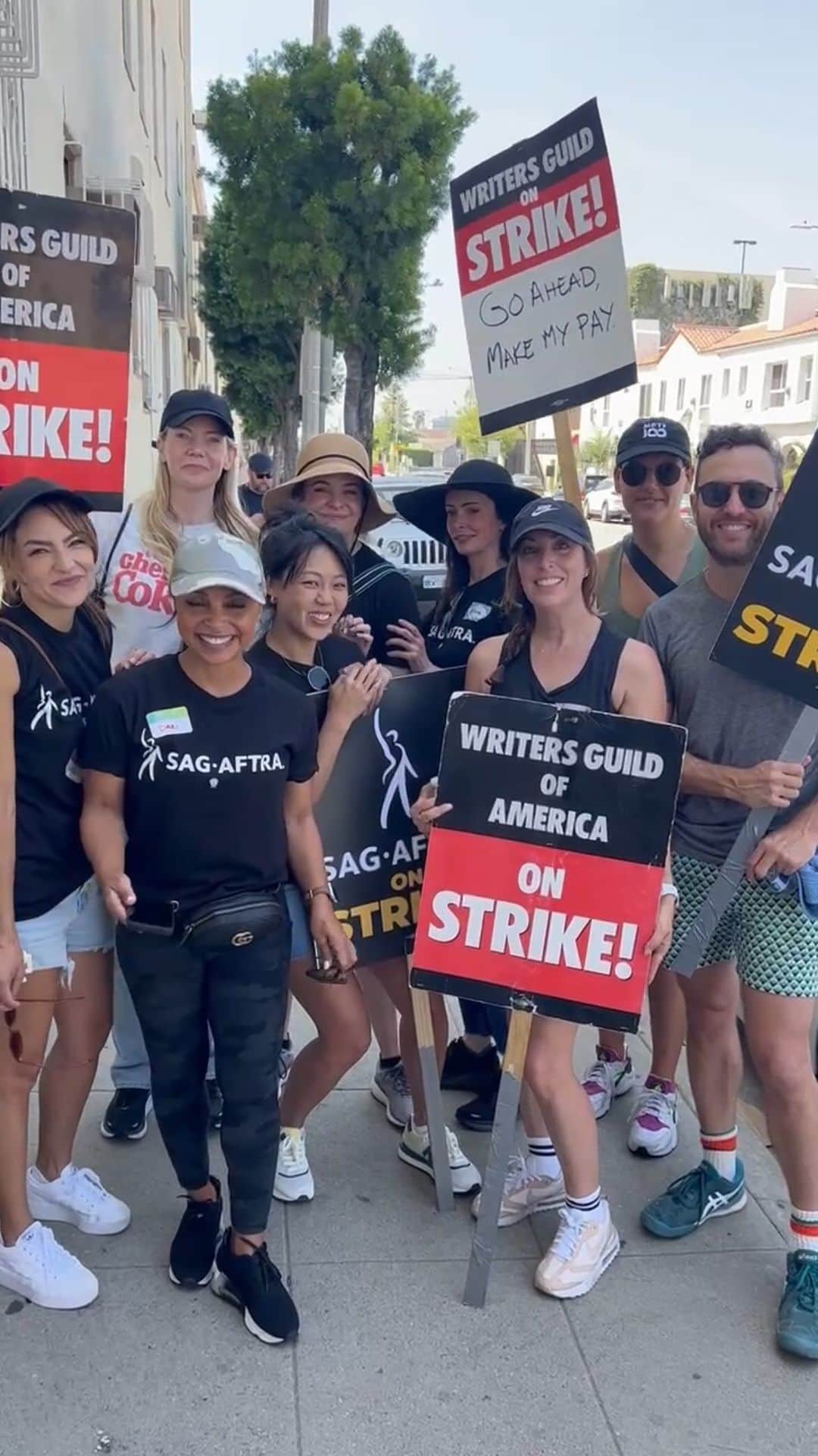 ダニエル・パナベイカーのインスタグラム：「Spent the morning on the picket line in support of the @sagaftra actors and @wgawest writers strike. #UnionStrong #SAGAFTRAstrike」