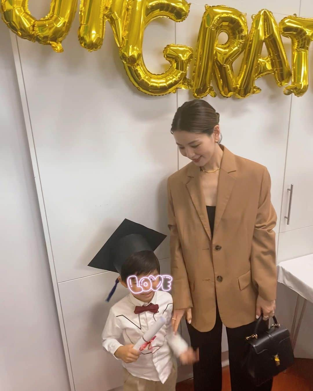 秋元玲奈のインスタグラム：「Graduation ceremony✨✨  長男、卒園式。9月から小学生なんて信じられない、、 素敵な先生に出会い、親友もできて、大満足の1年でした。  #london #londonlife #receptpion #graduation #graduationceremony #bestfriends」