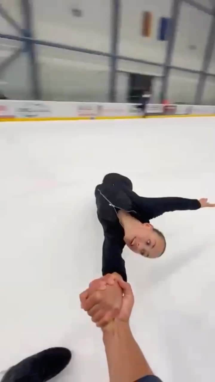 Martin Bidařのインスタグラム：「Upside down vibes 🙃🤪💙  - #deathspiral #flow #czechteam #czechpair」