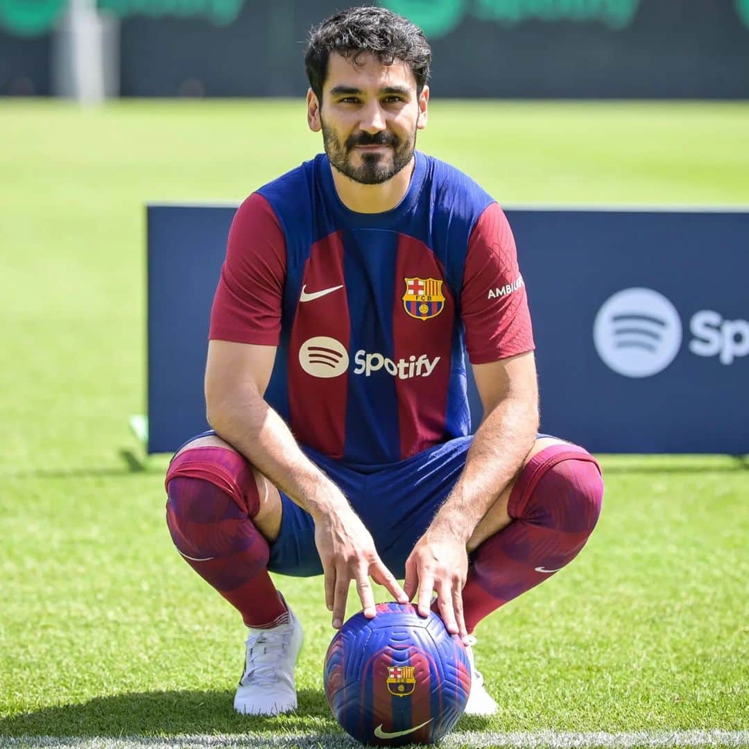 イルカイ・ギュンドアンのインスタグラム：「Special day. Amazing club. Incredibly proud to be here. Let's win as much as possible together! Visca el Barça 💙❤️」