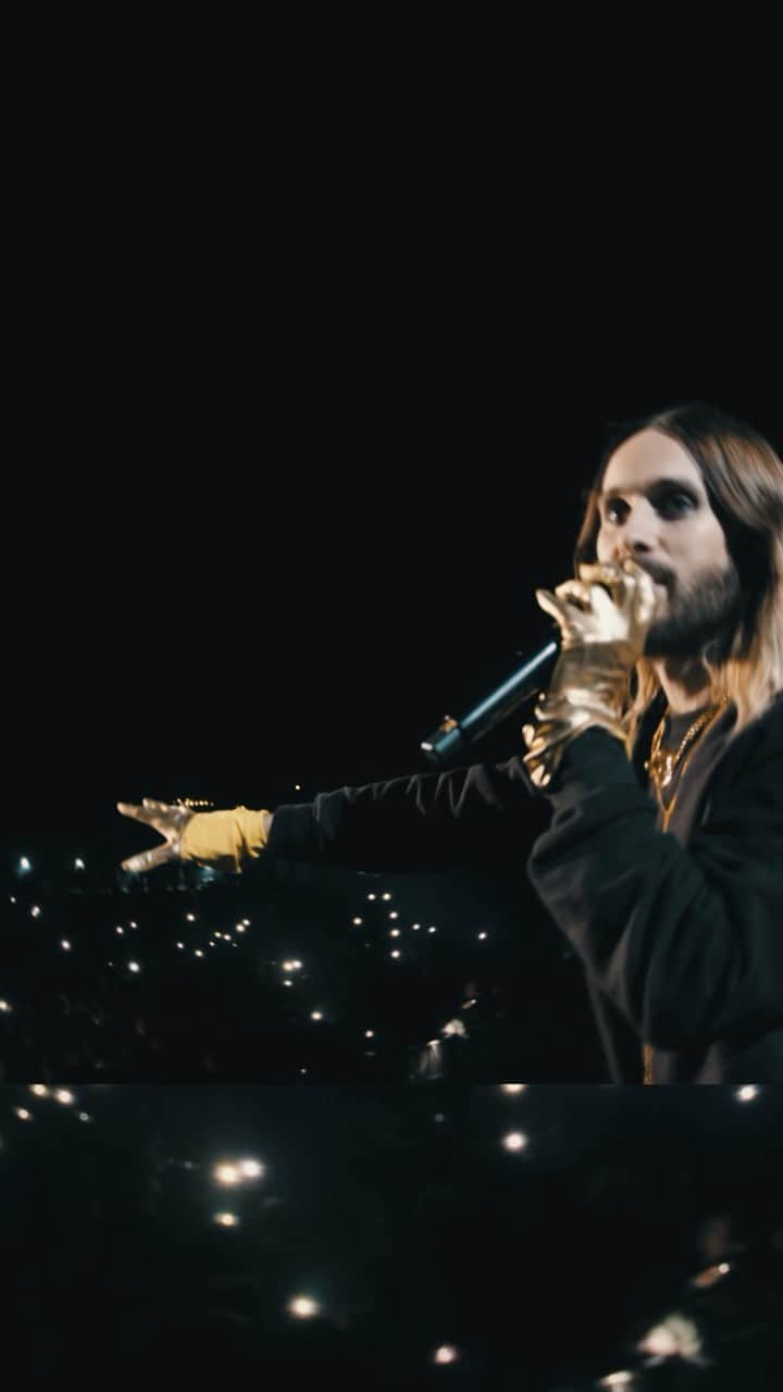 ジャレッド・レトのインスタグラム：「Are you ready? Next up LOLLAPALOOZA!!! Come sing with us 🕺🏻  Here performing STUCK for one of the first times ever 🖤」