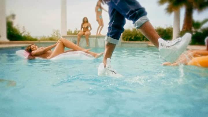トレバー・ジャクソンのインスタグラム：「Alexa, play “pictures by my pool” #thelovelanguage  🌊🦈 #bornart」