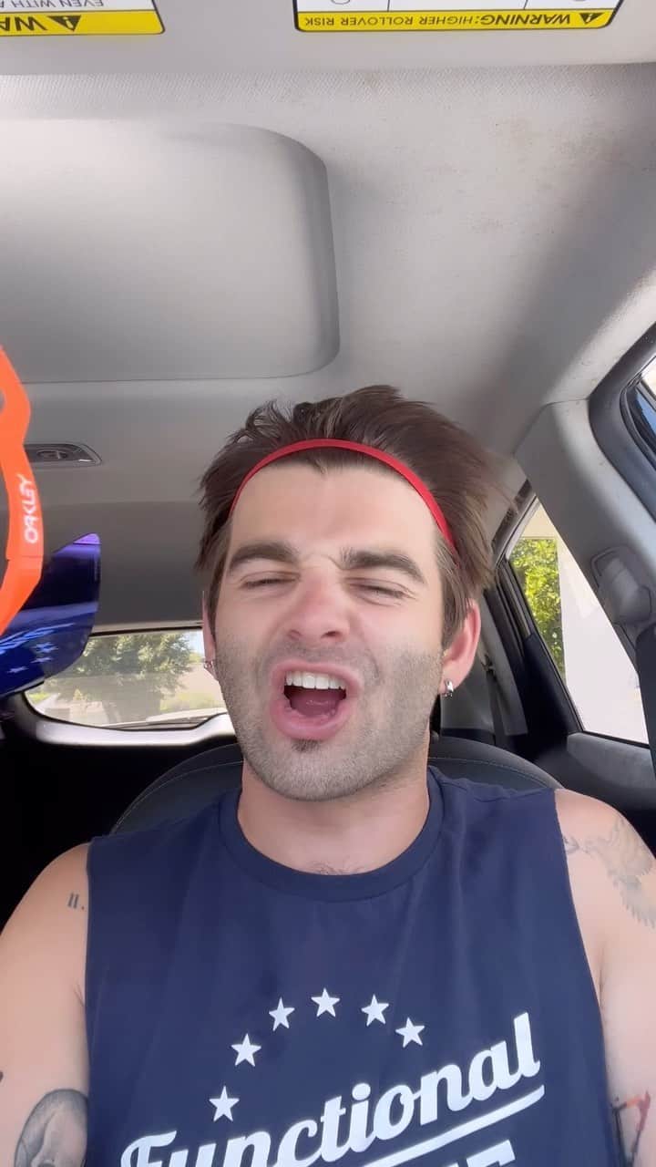 ジャック・グリフォーのインスタグラム：「Friyayyy 8pm」