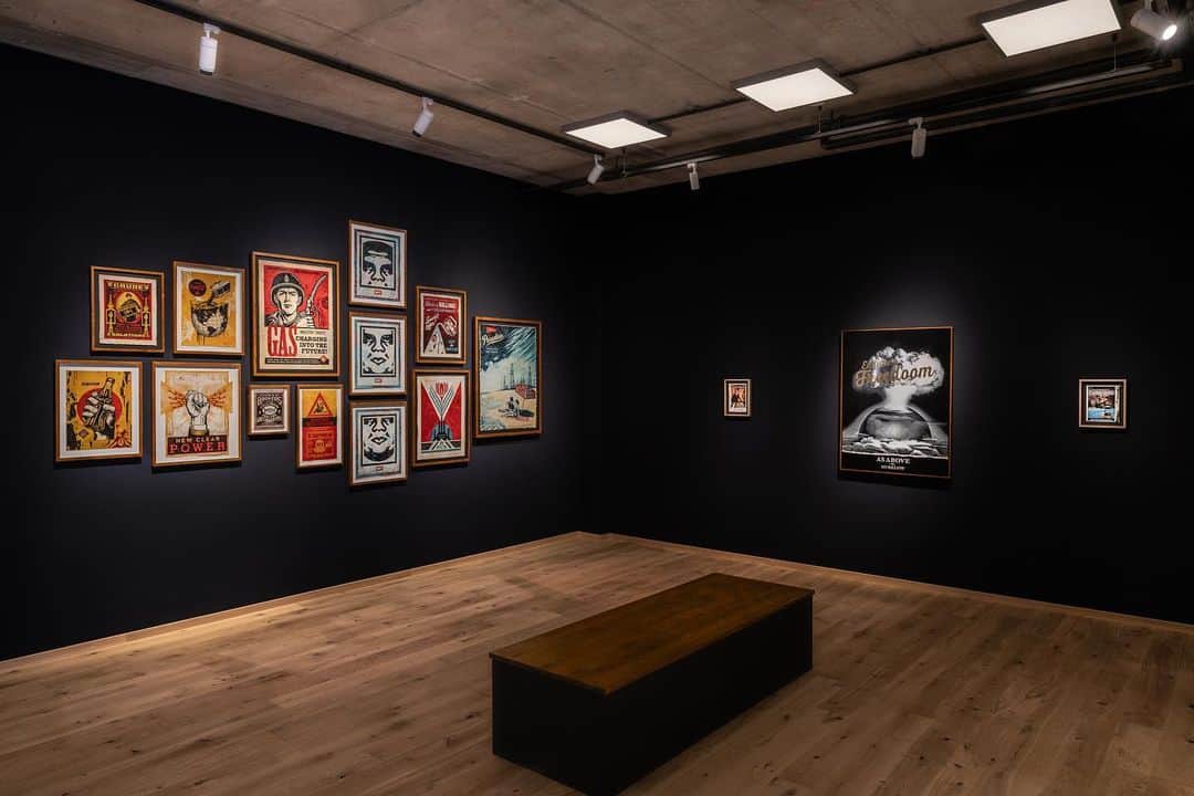 Shepard Faireyのインスタグラム：「"Positive-Propaganda - A Decade of Visual Resistance" closes in two weeks on July 30th. Head to @amuseum_munich if you haven’t had the chance to check it out yet. Here’s an installation photo from the group exhibition showing my work next to two collages and an oil painting by NoNAME (@better_noname). Thanks @positivepropaganda for having me part of the show! –Shepard  Sales inquiries related to the show: mail@overratedart.com」